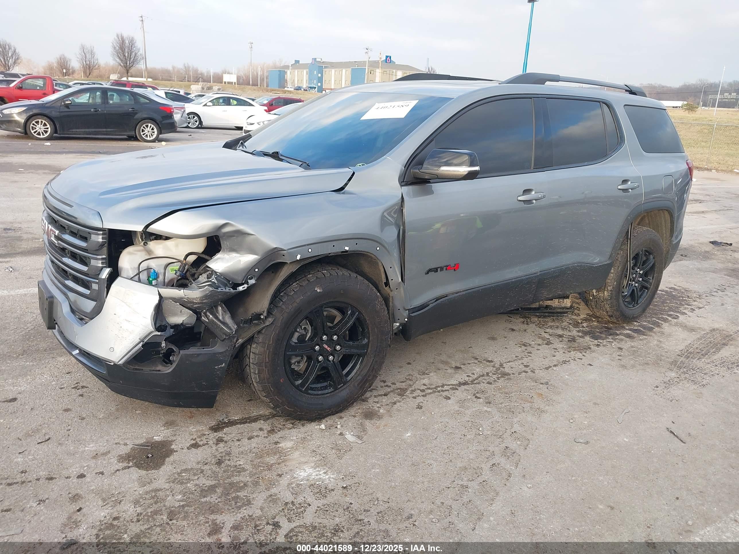 GMC ACADIA image 2