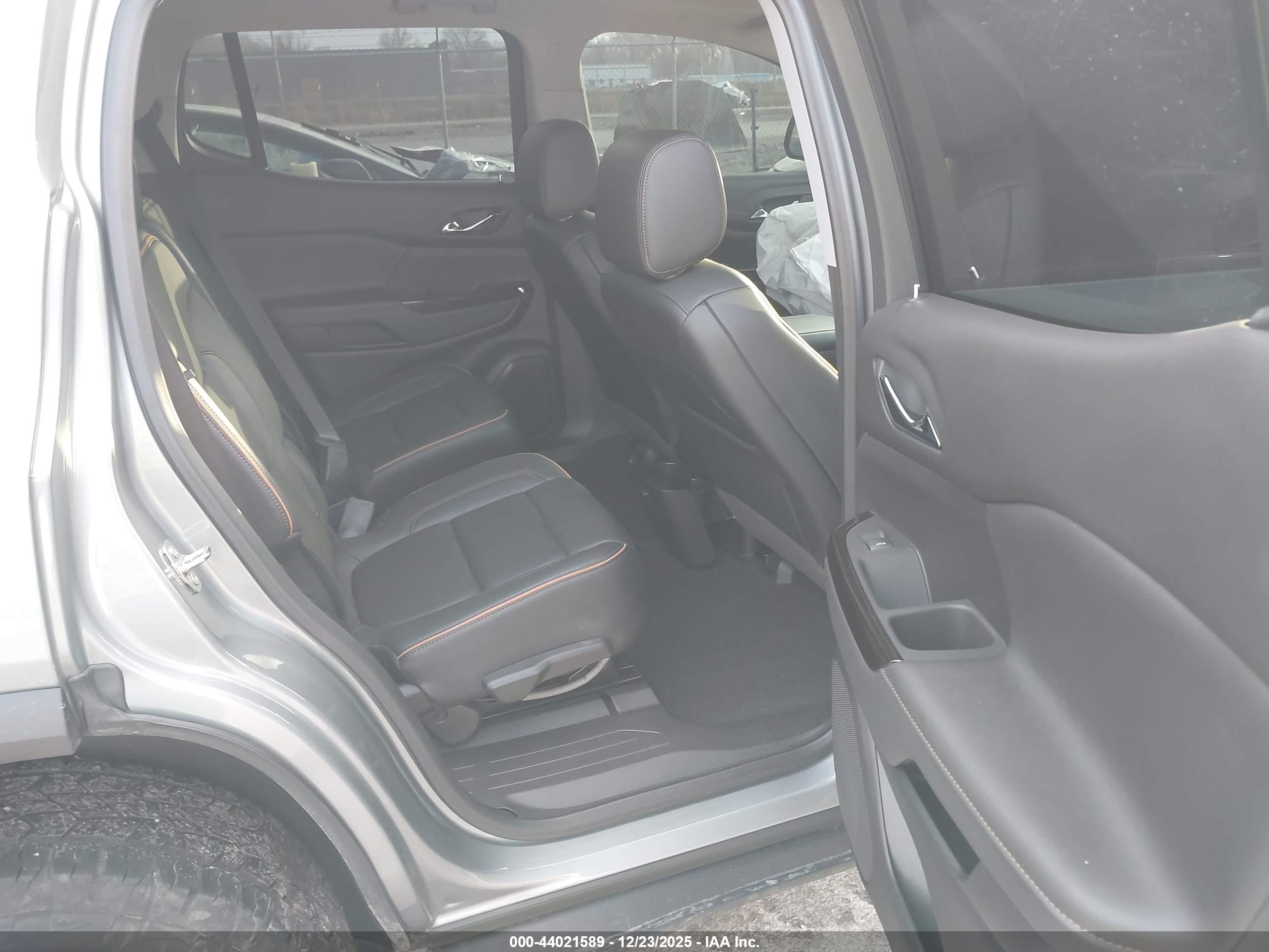 GMC ACADIA image 8
