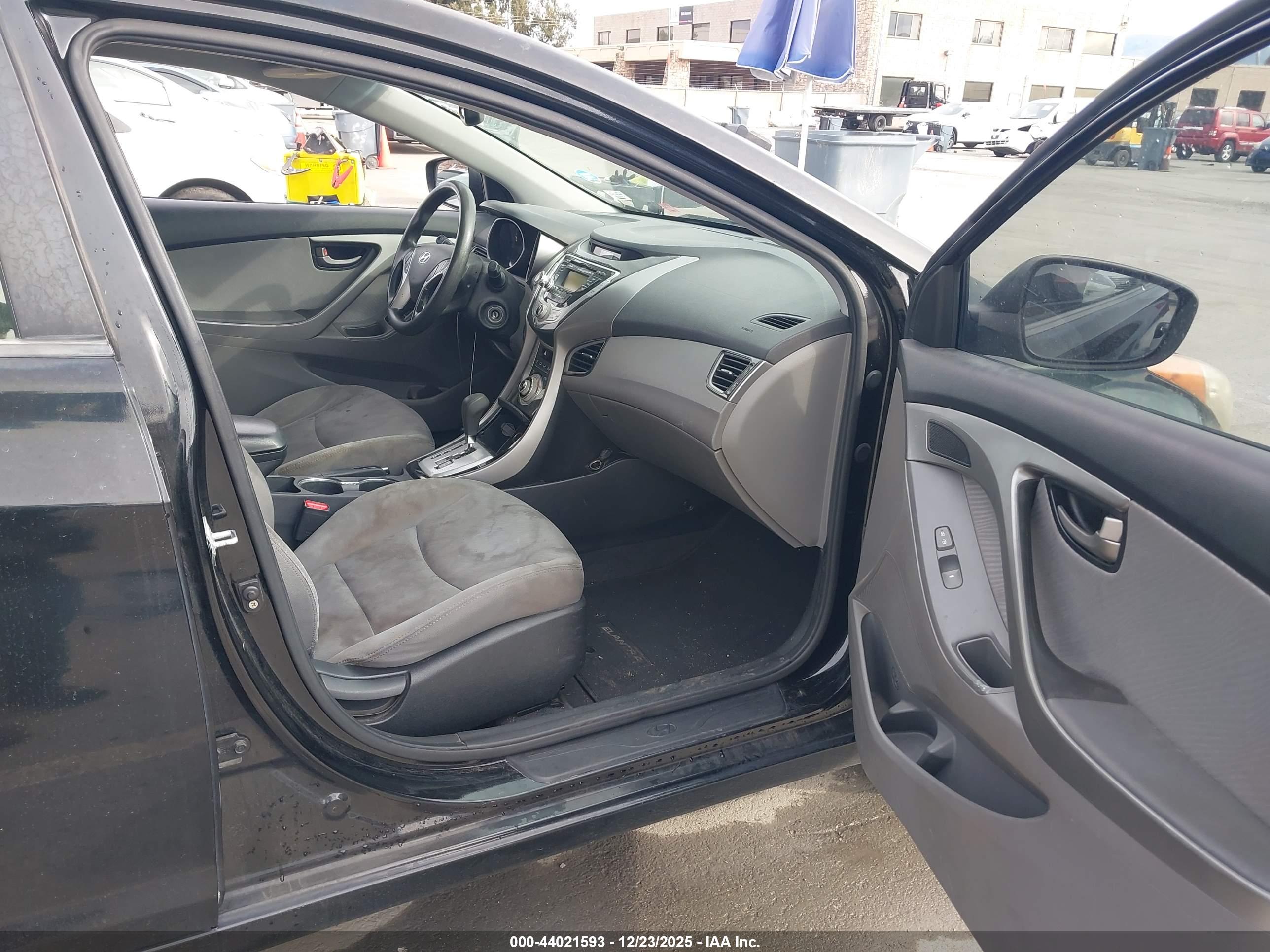 HYUNDAI ELANTRA image 5