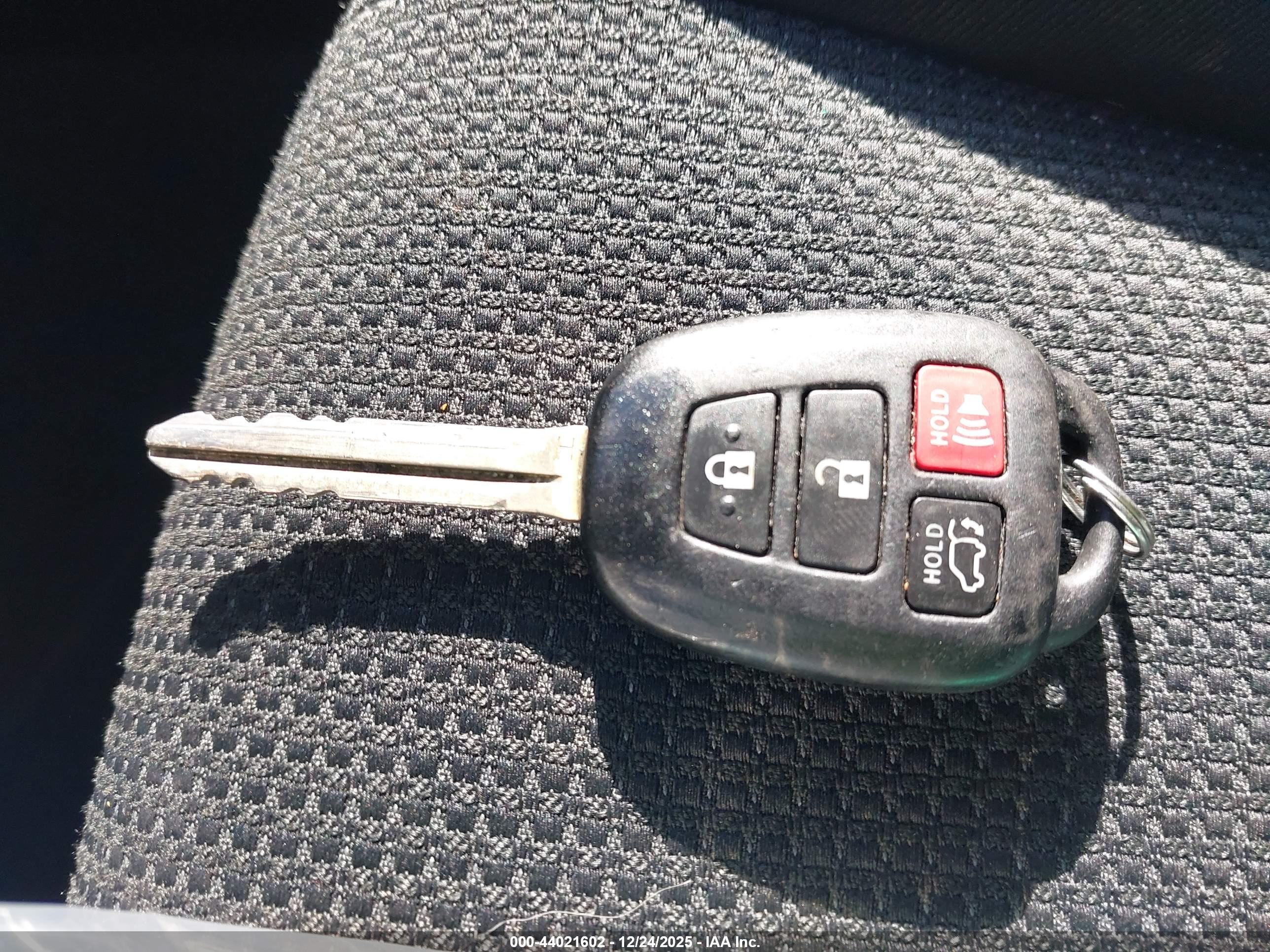 TOYOTA RAV4 image 11