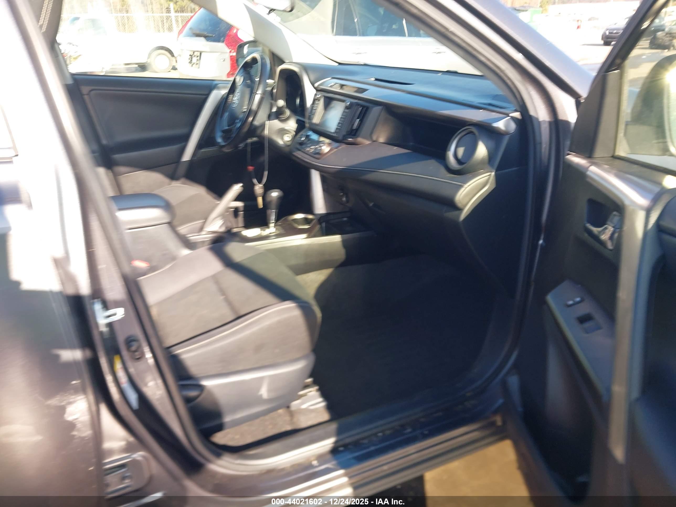 TOYOTA RAV4 image 5
