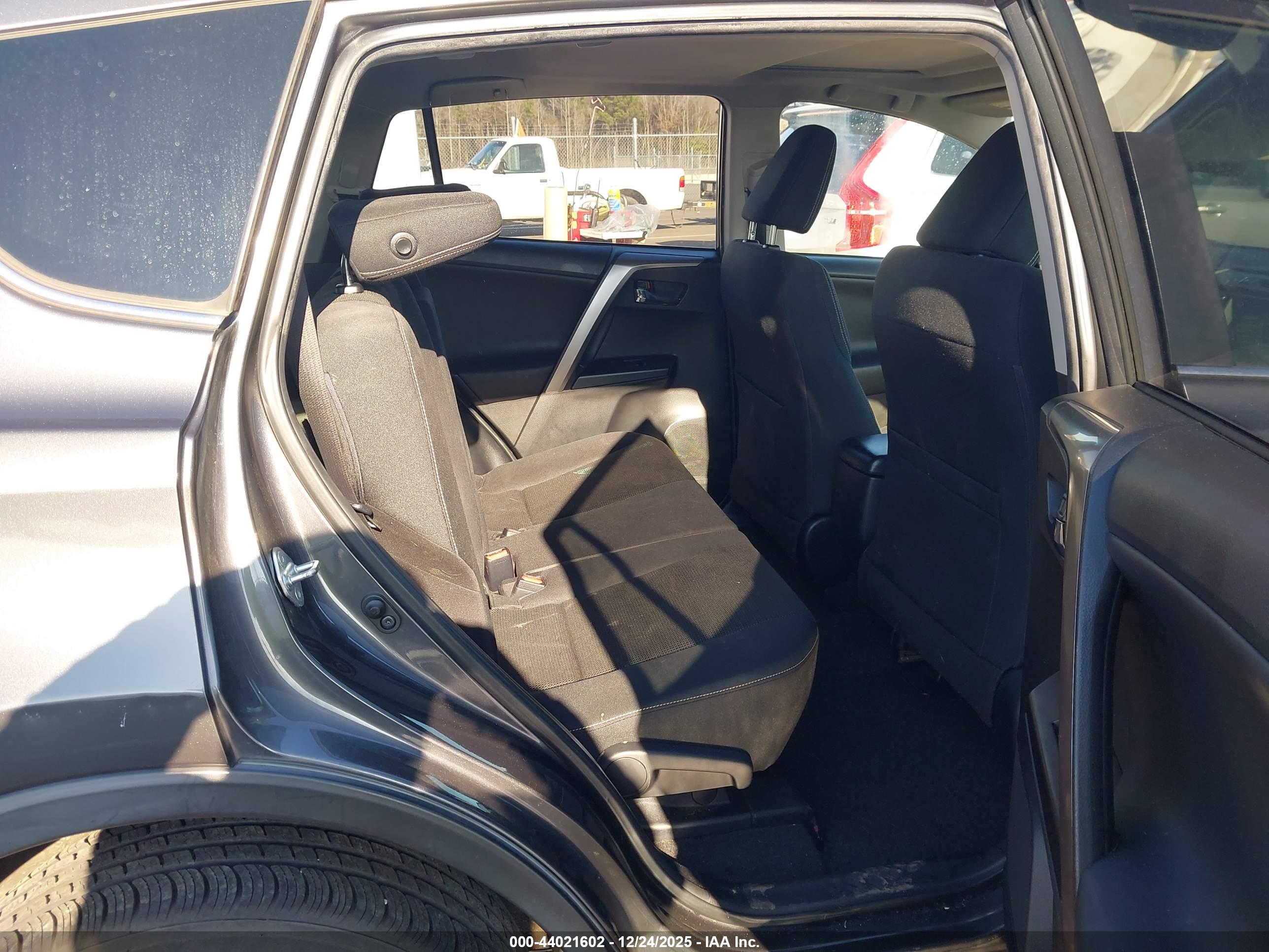TOYOTA RAV4 image 8