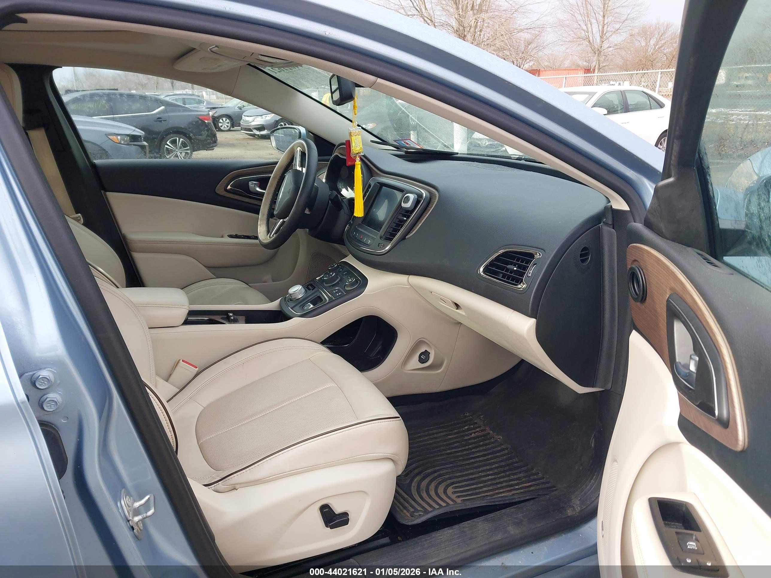 CHRYSLER 200 image 5