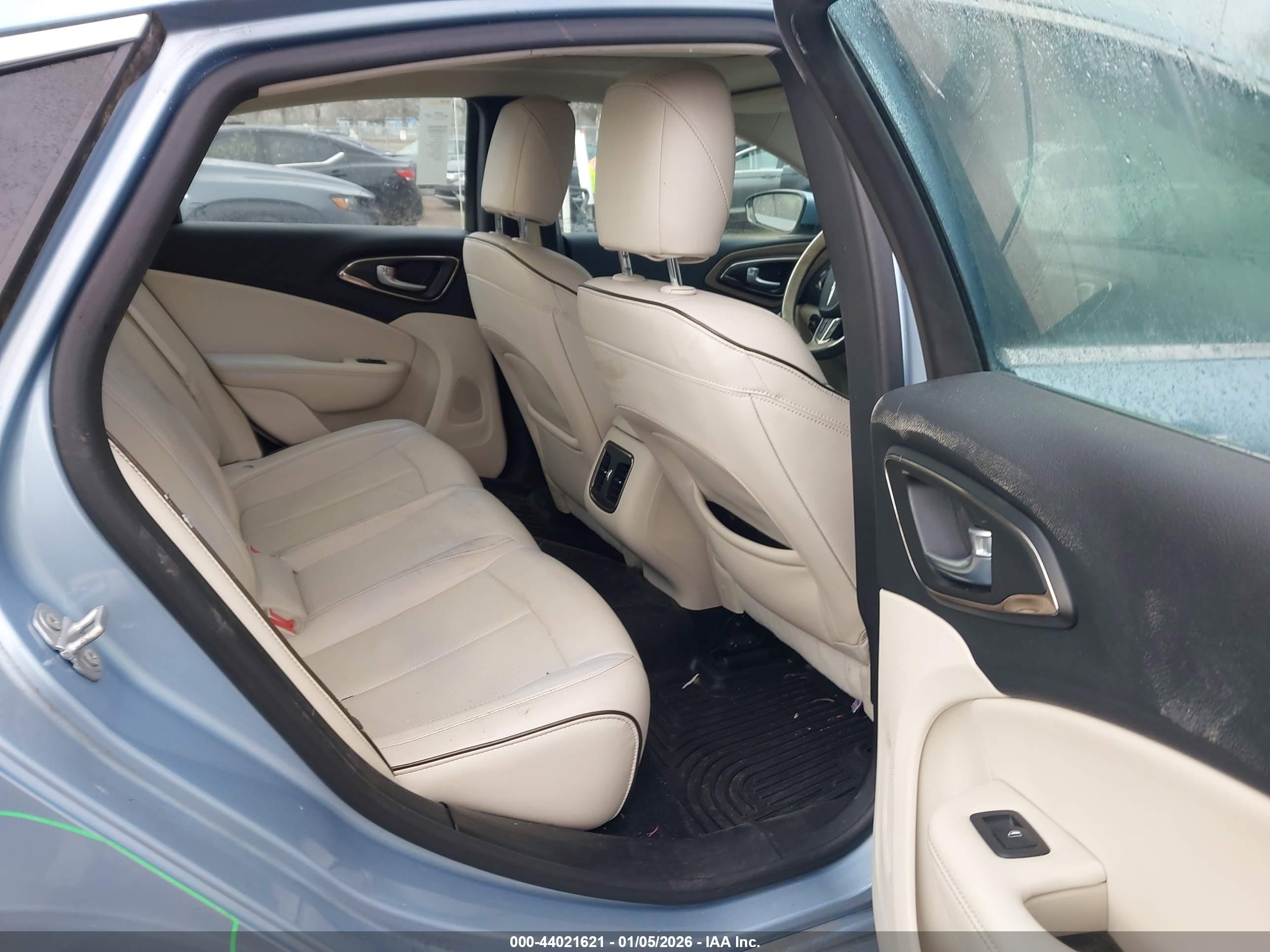 CHRYSLER 200 image 8