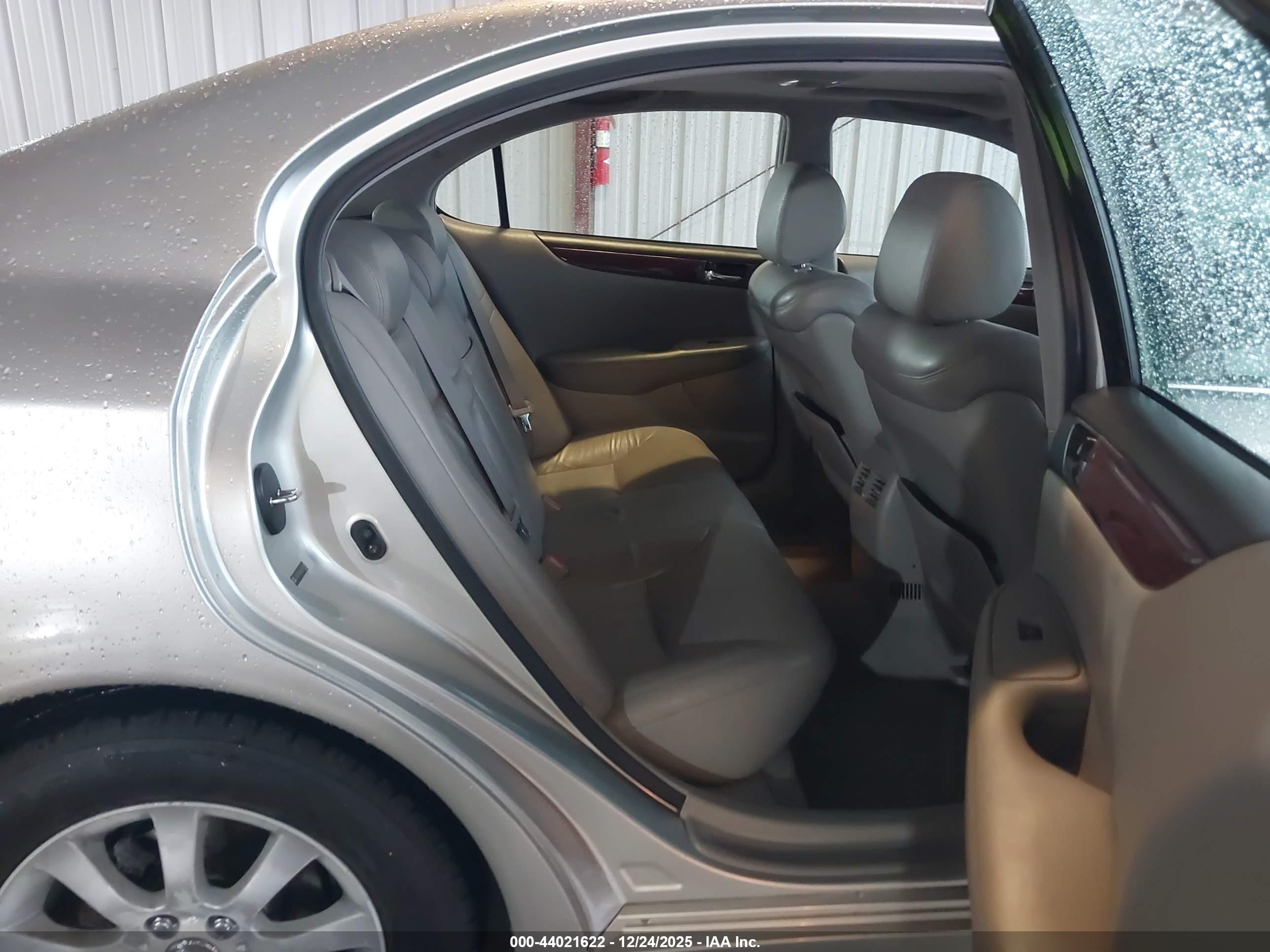 LEXUS ES image 8