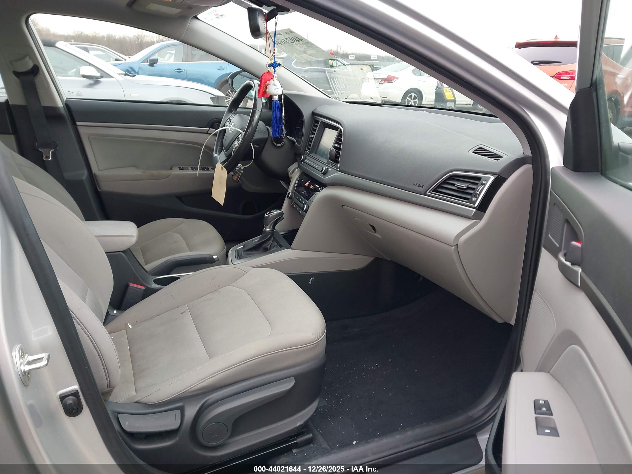 HYUNDAI ELANTRA image 5