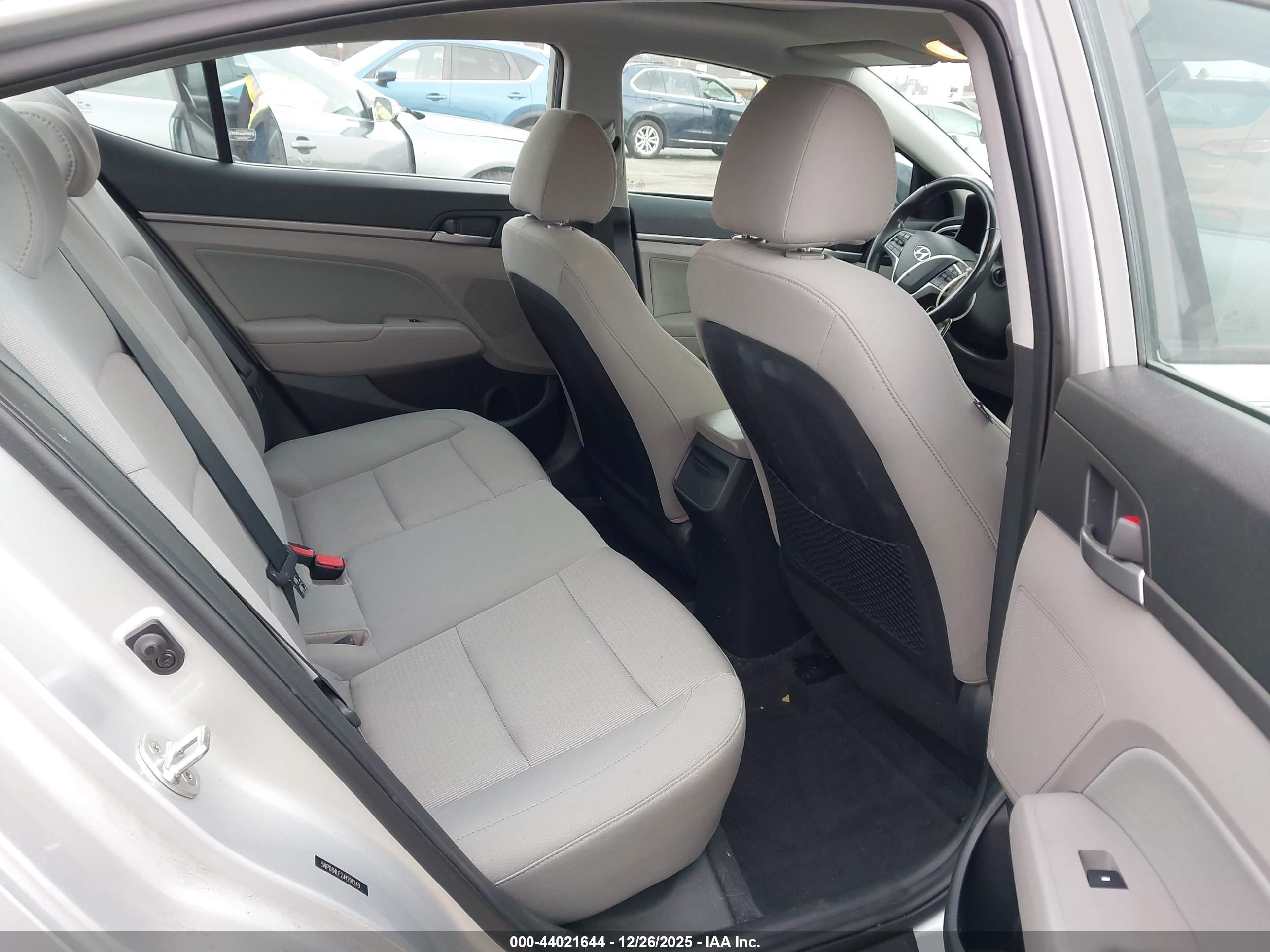 HYUNDAI ELANTRA image 8