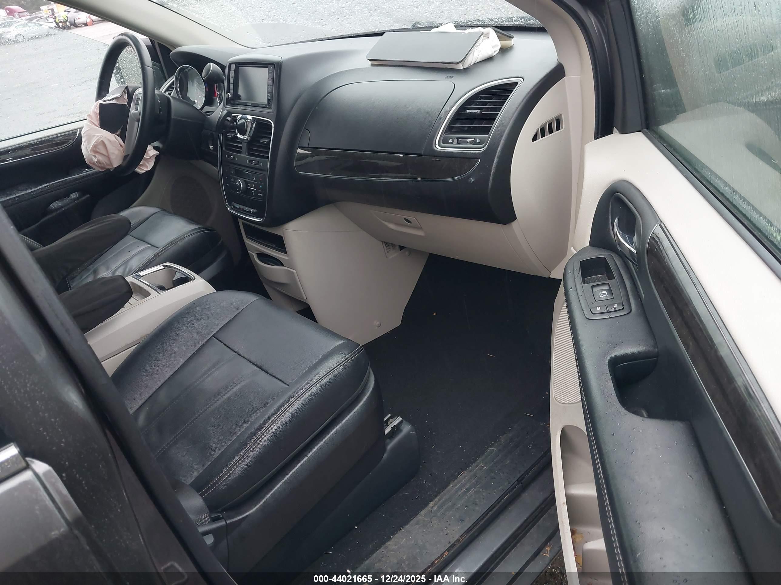 CHRYSLER TOWN image 5