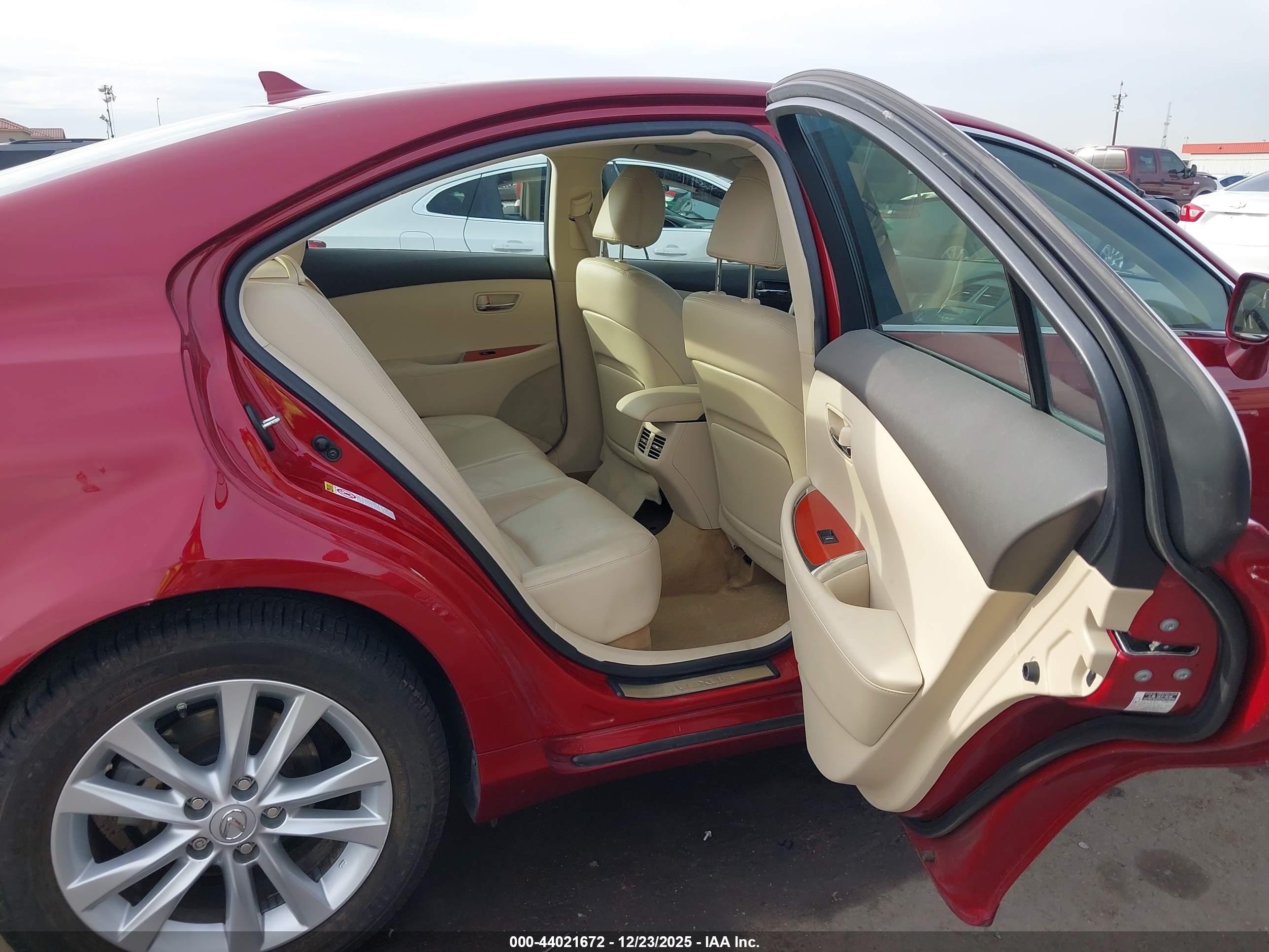 LEXUS ES image 8