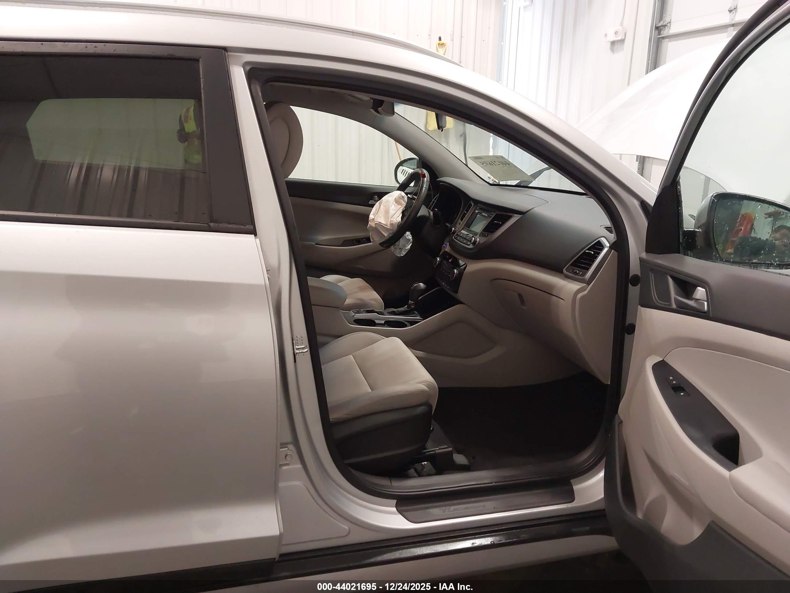 HYUNDAI TUCSON image 5