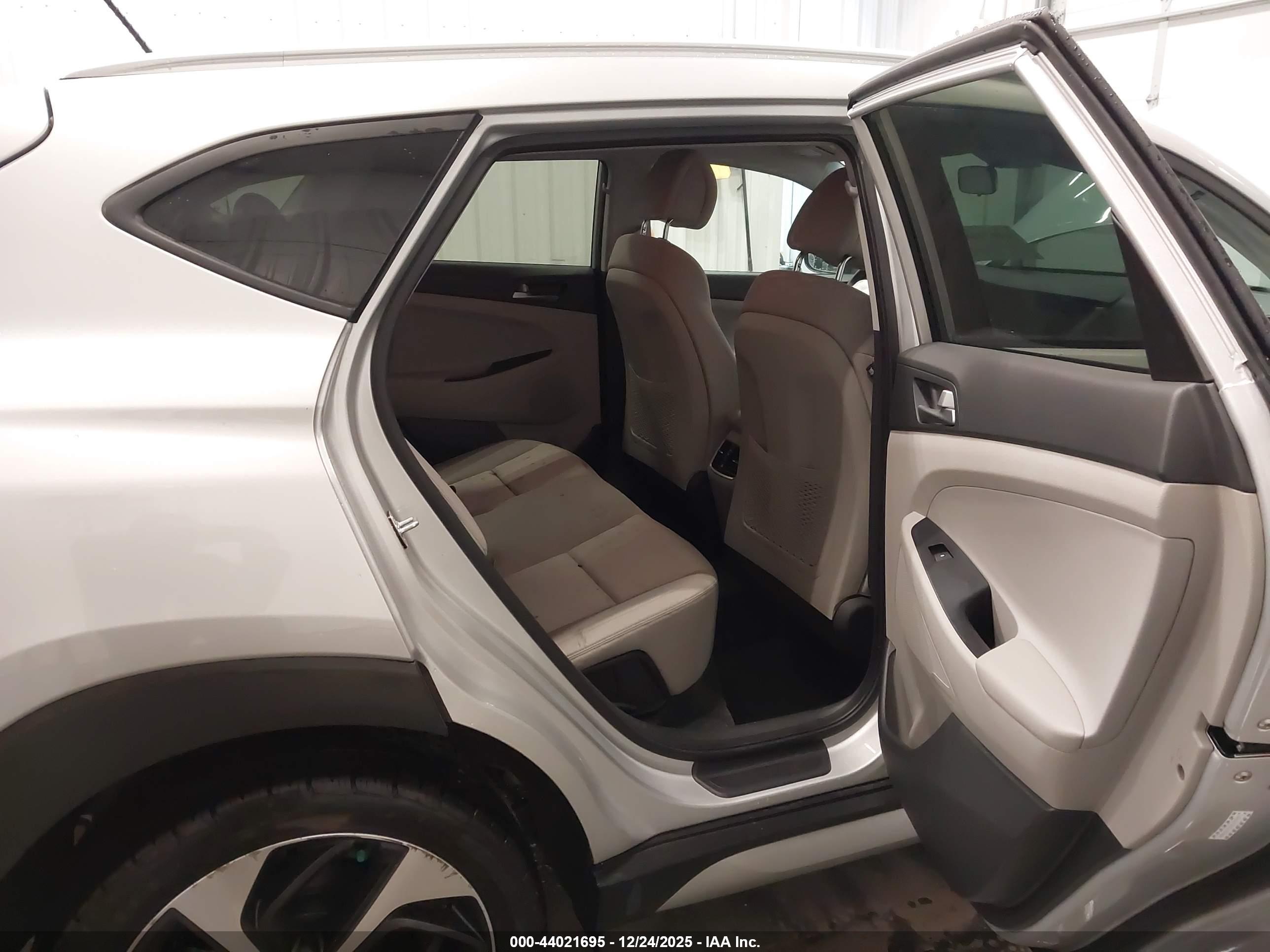 HYUNDAI TUCSON image 8