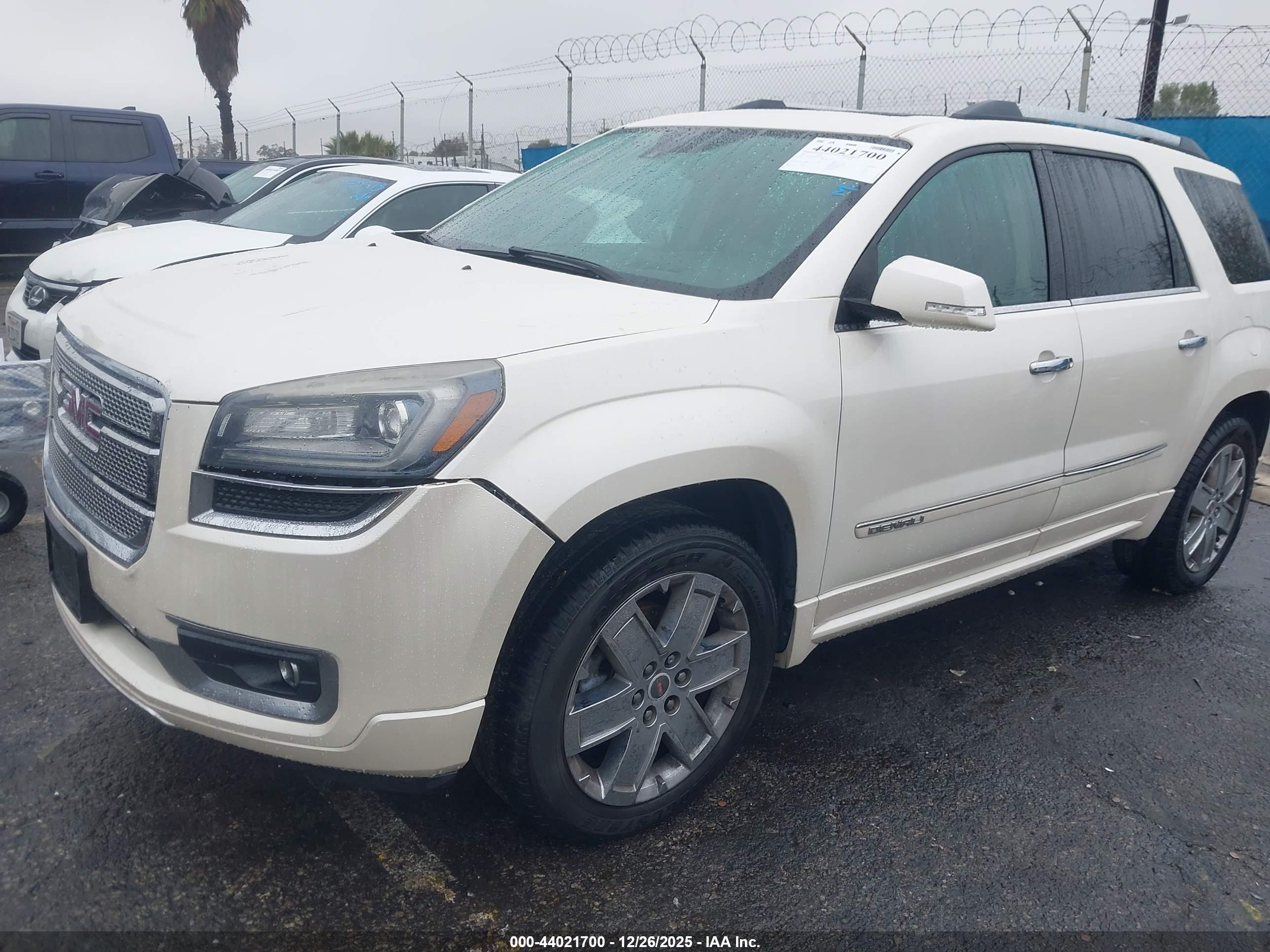 GMC ACADIA image 2