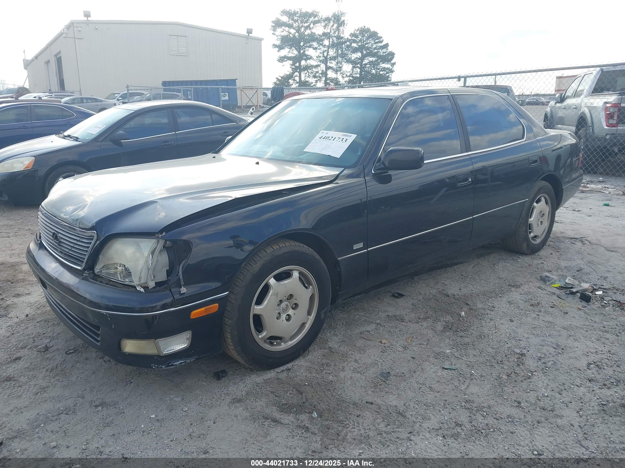 LEXUS LS image 2