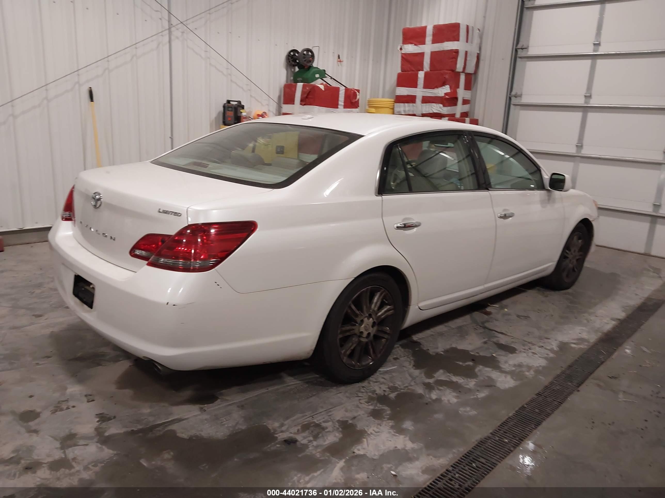TOYOTA AVALON image 4