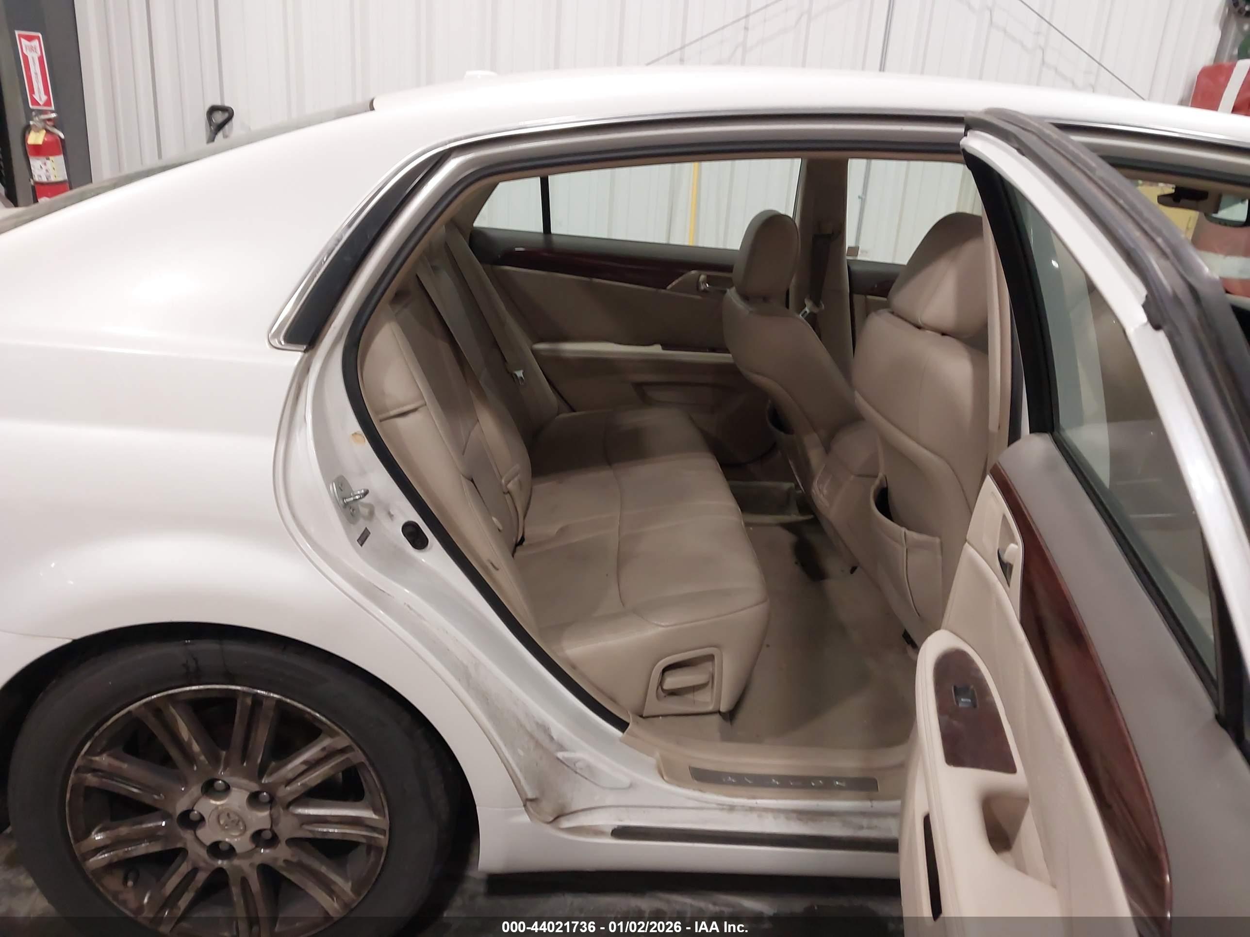 TOYOTA AVALON image 8