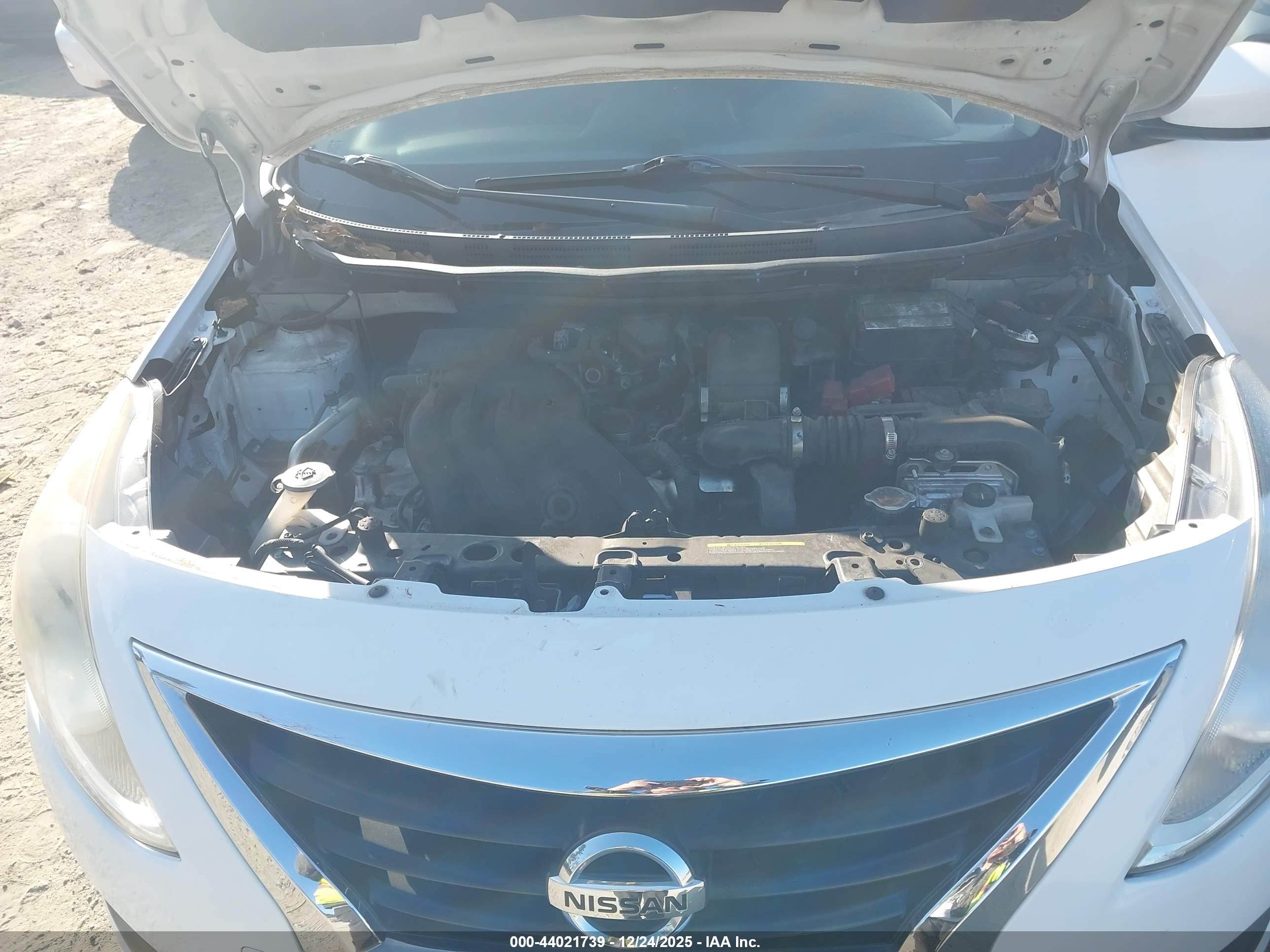 NISSAN VERSA image 10