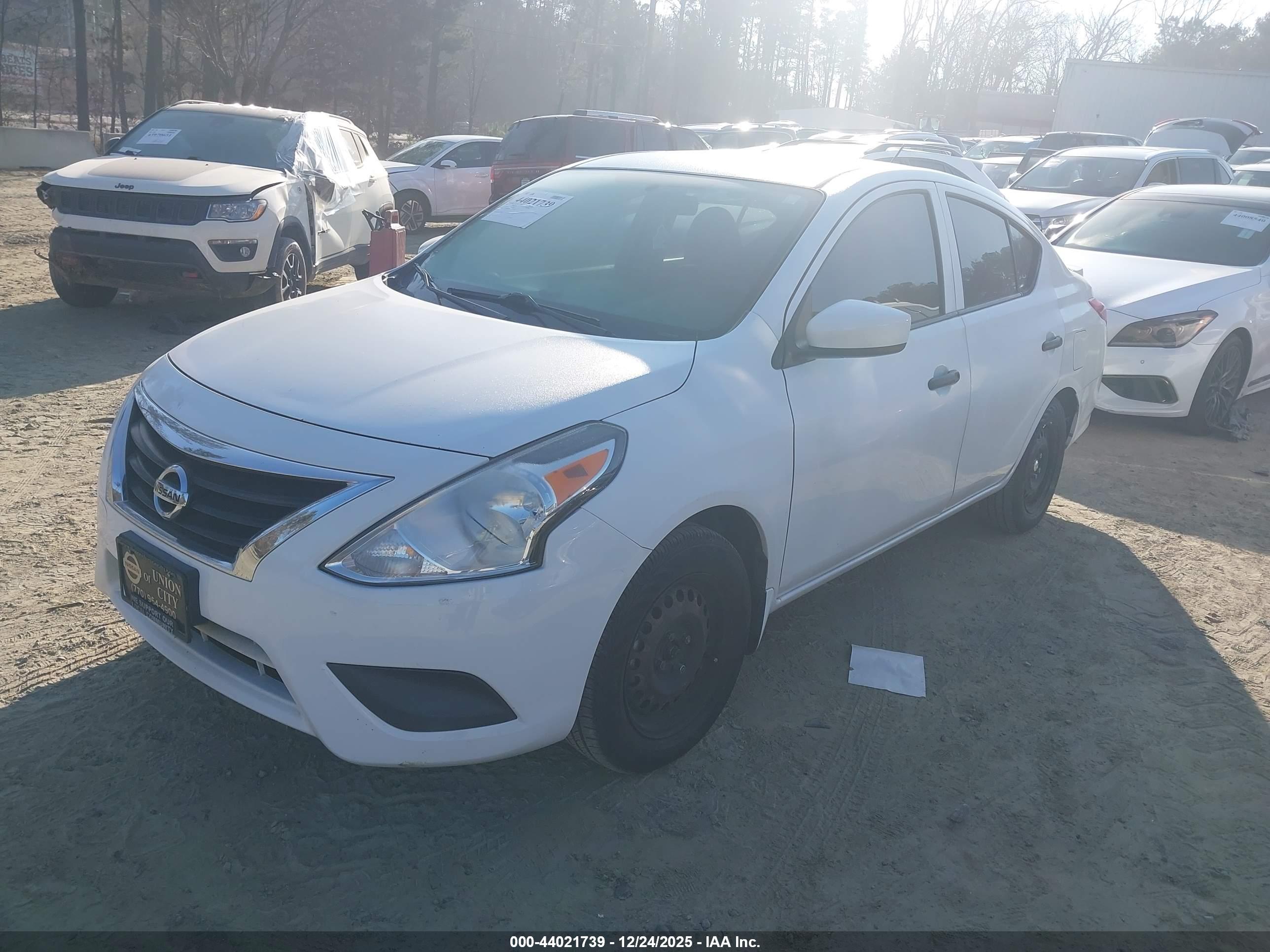 NISSAN VERSA image 2