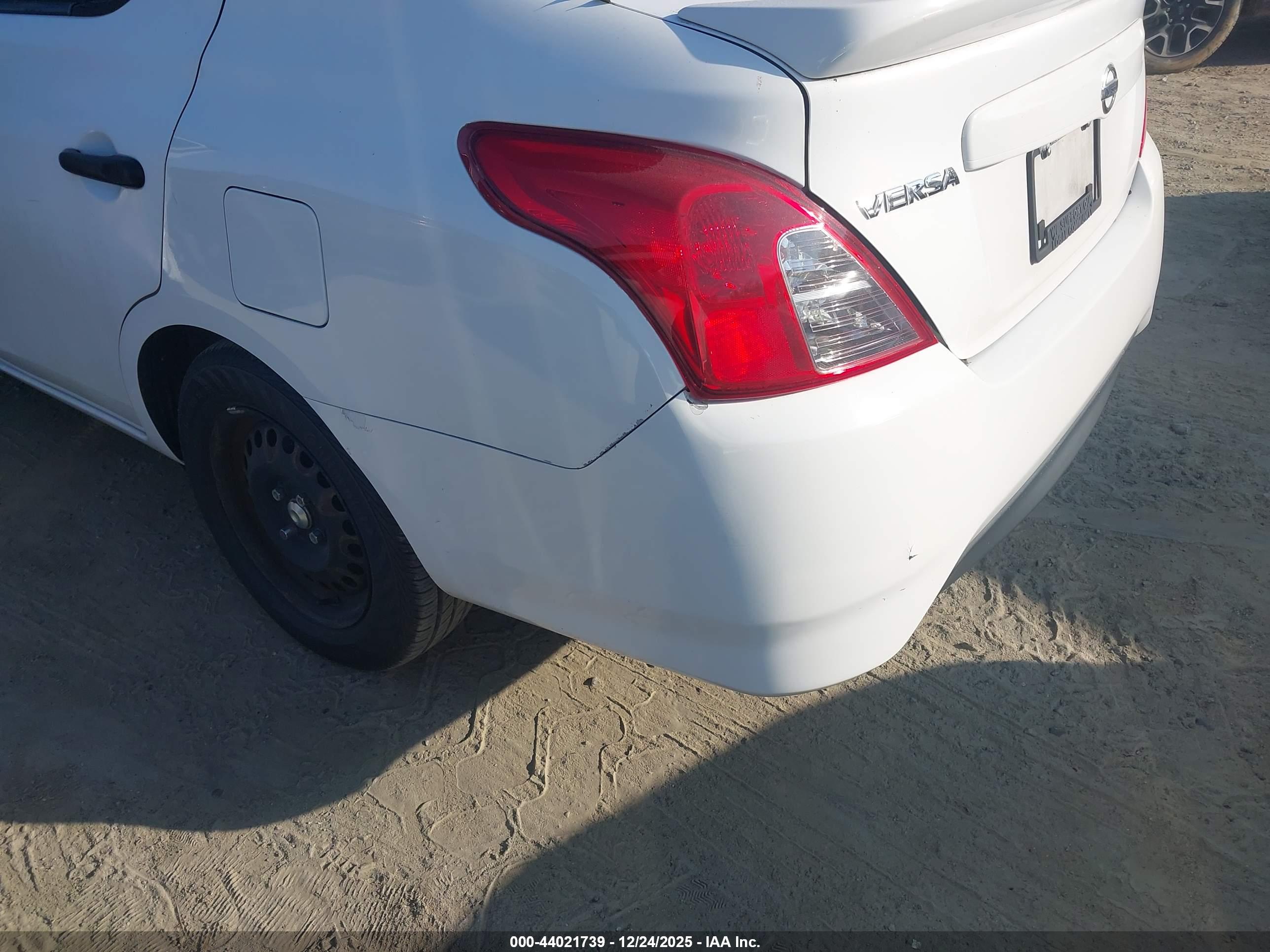 NISSAN VERSA image 6