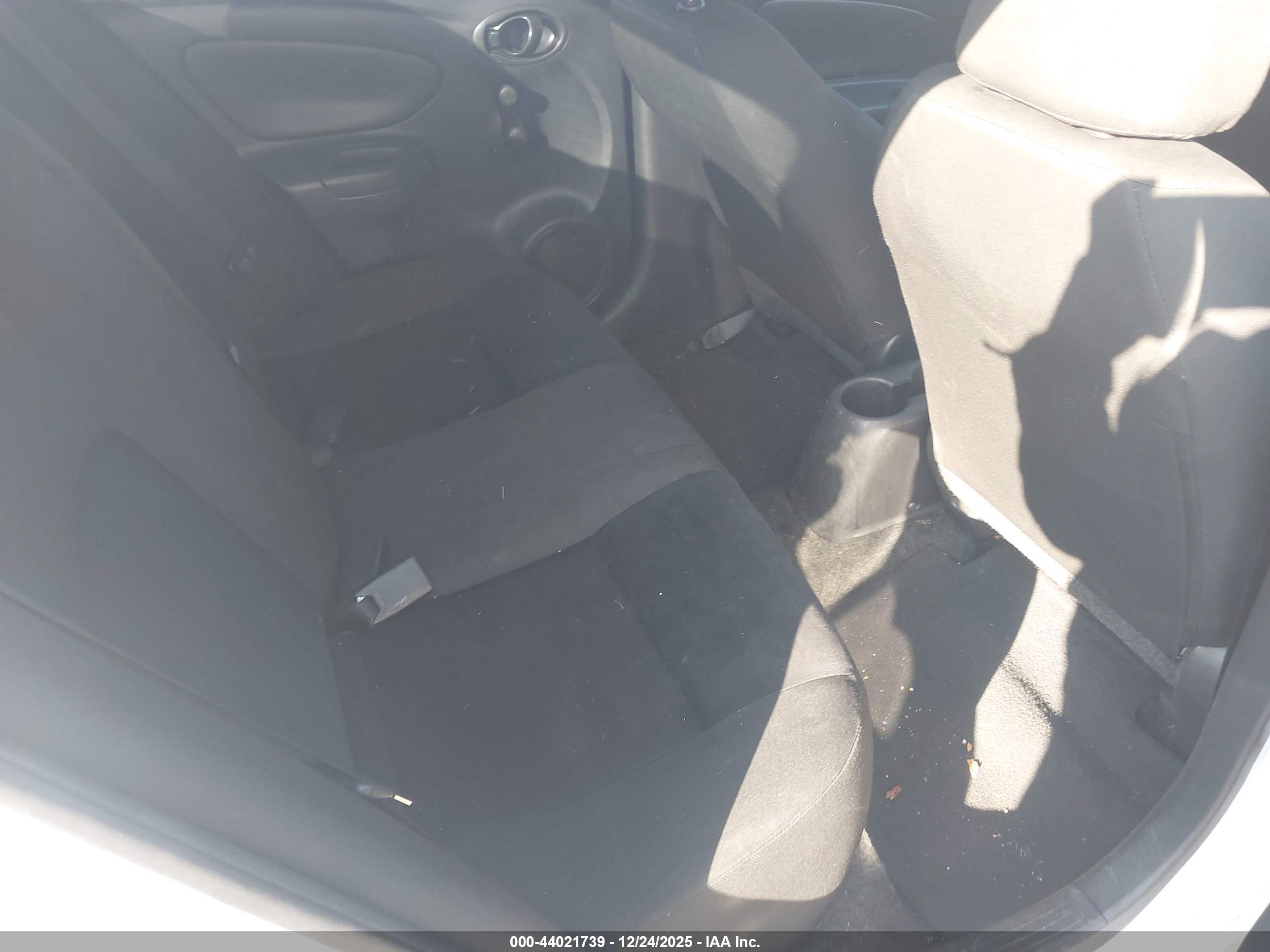 NISSAN VERSA image 8