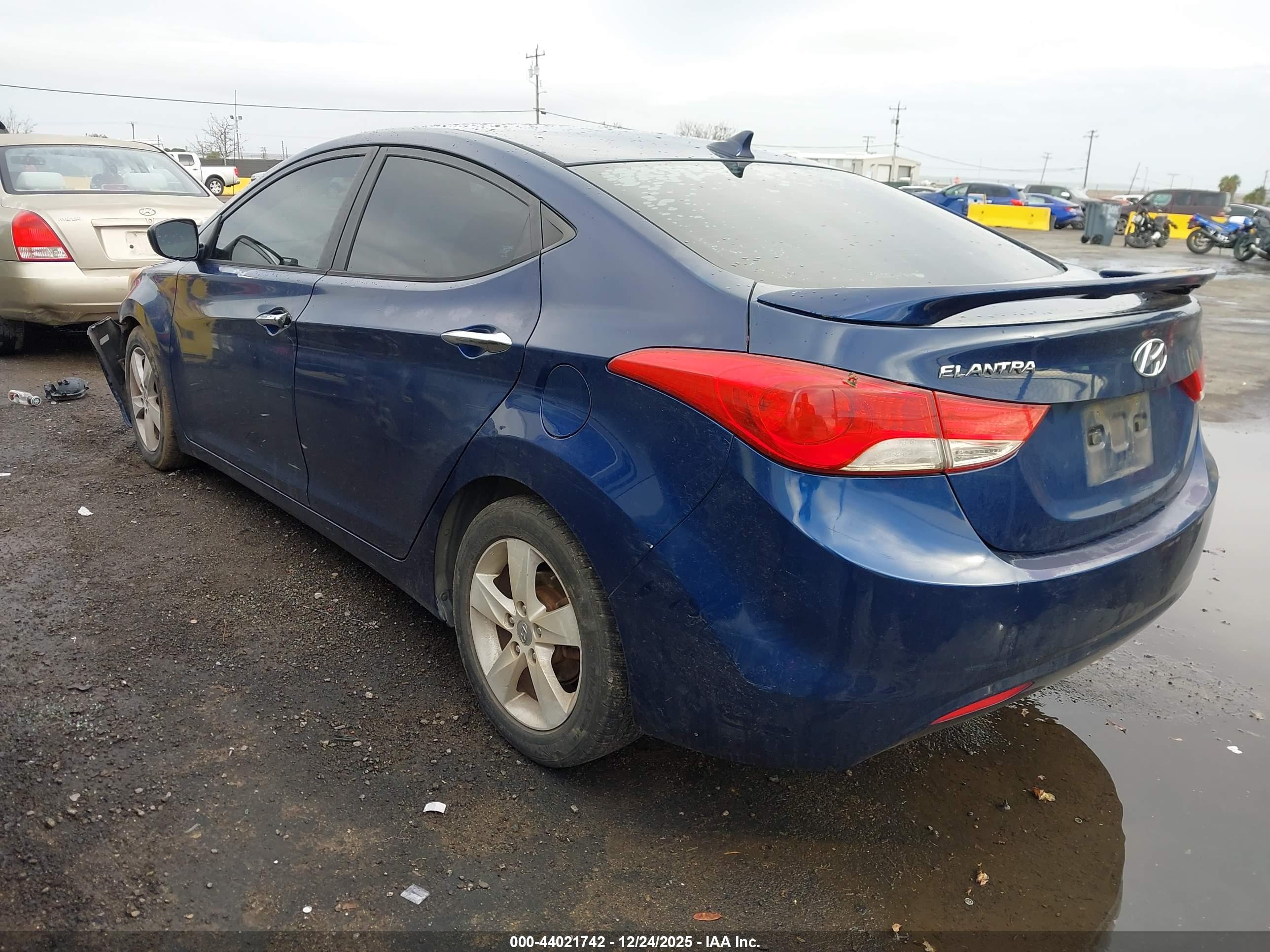 HYUNDAI ELANTRA image 3