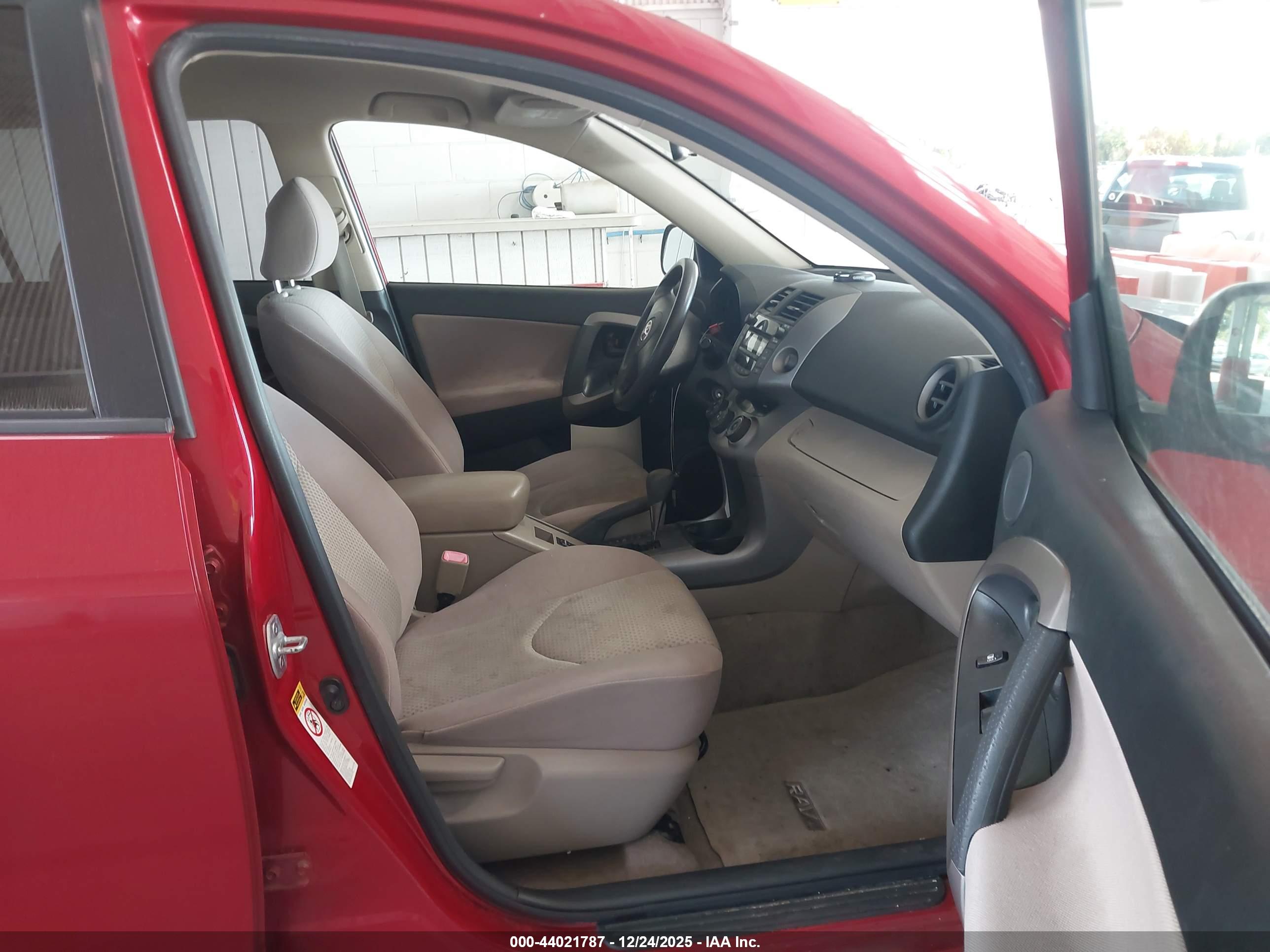 TOYOTA RAV4 image 5