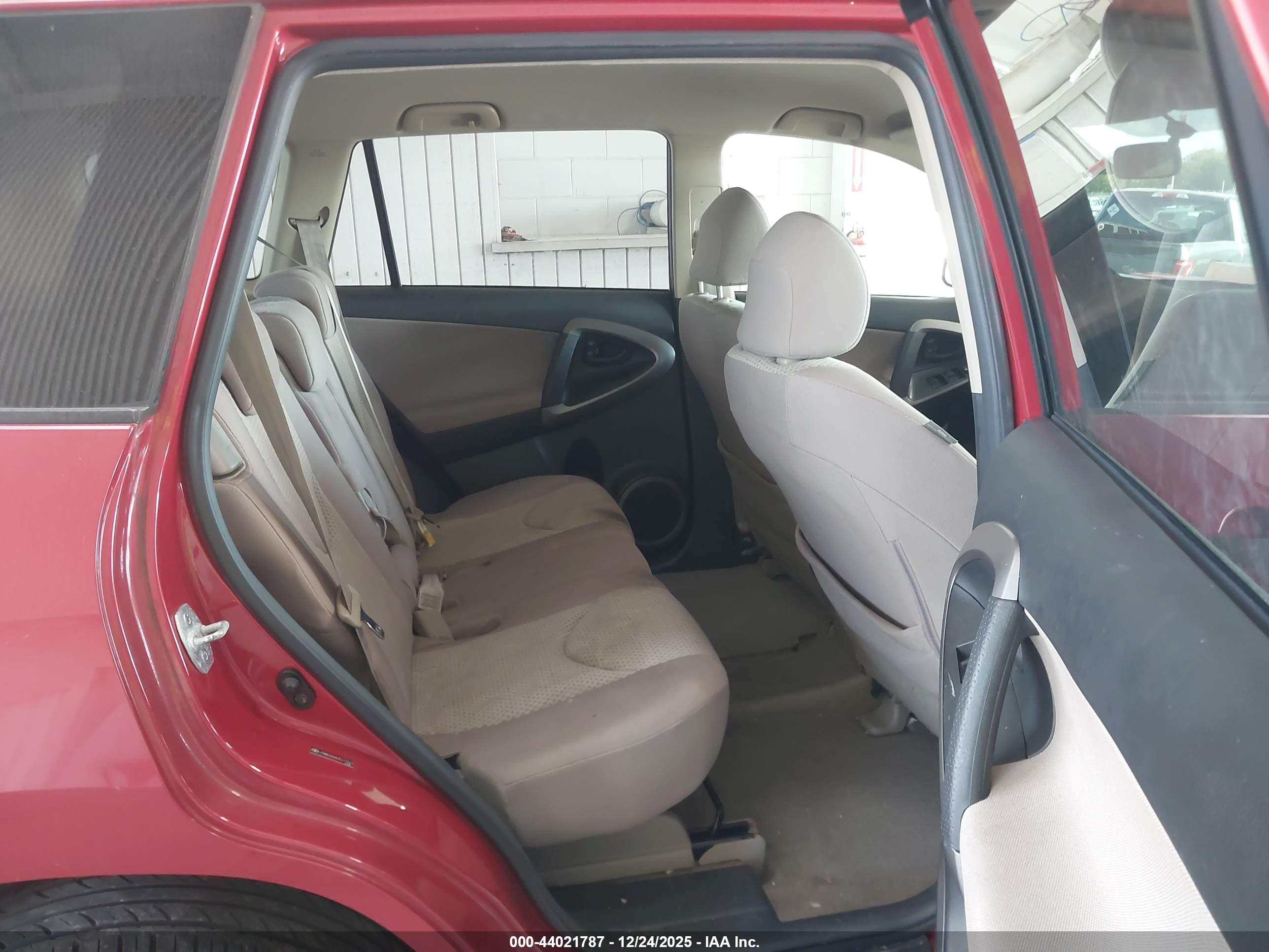 TOYOTA RAV4 image 8