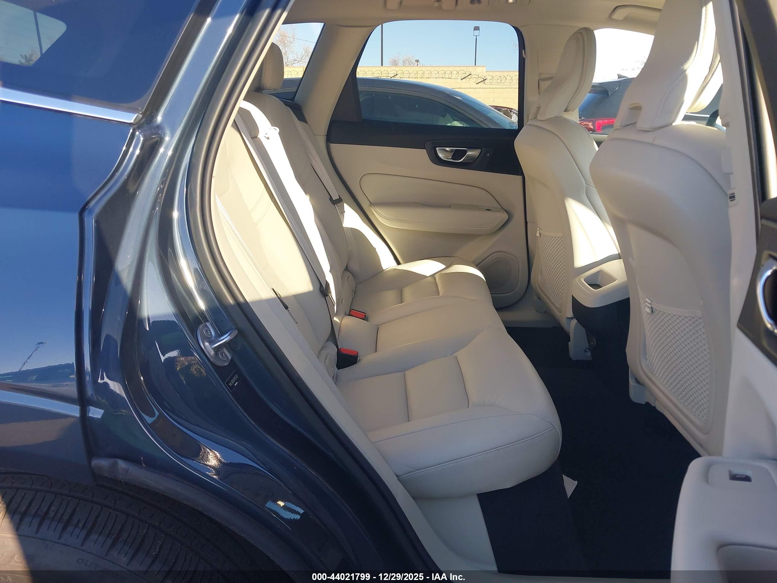 VOLVO XC60 image 8