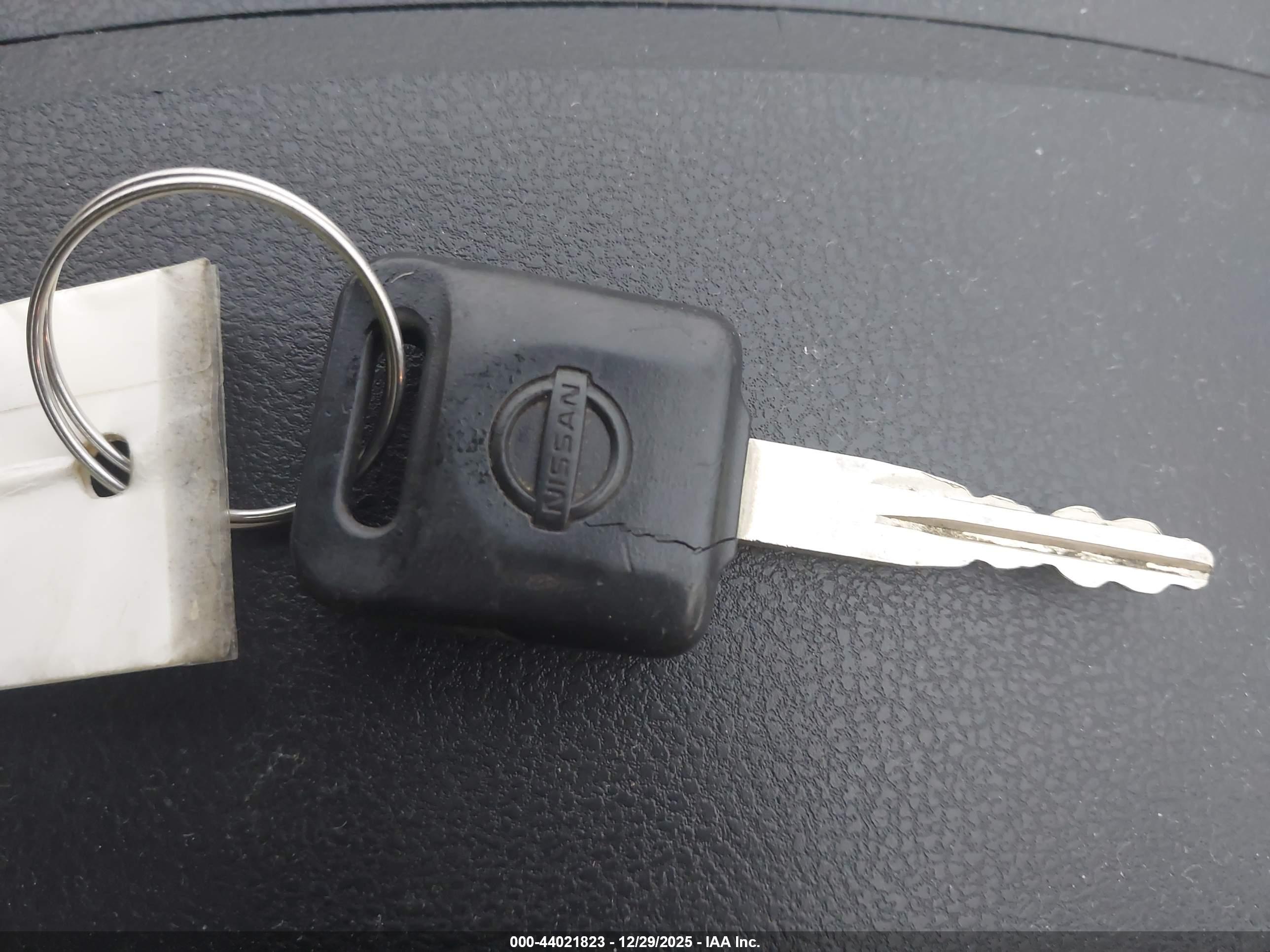 NISSAN VERSA image 11