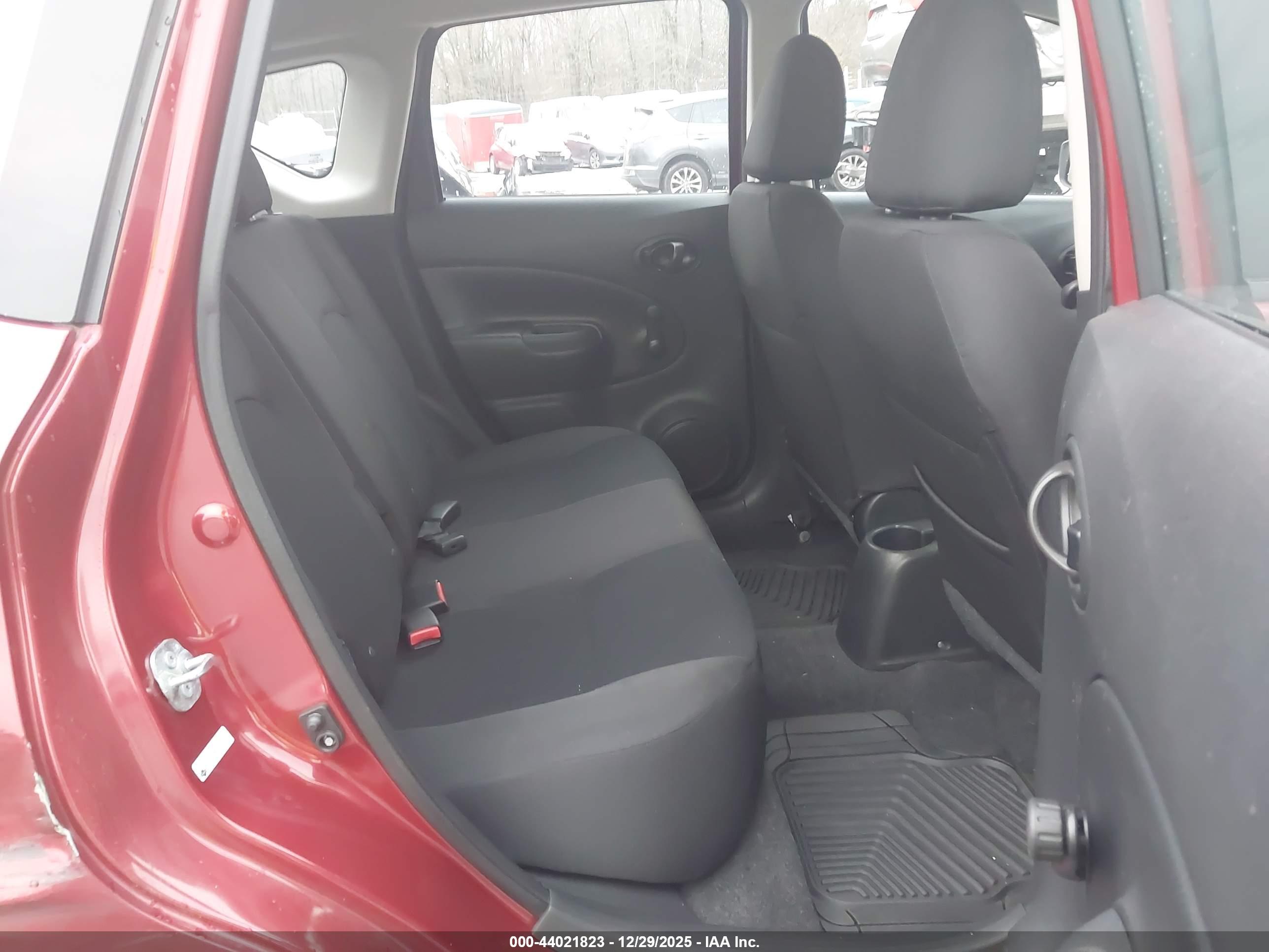 NISSAN VERSA image 8
