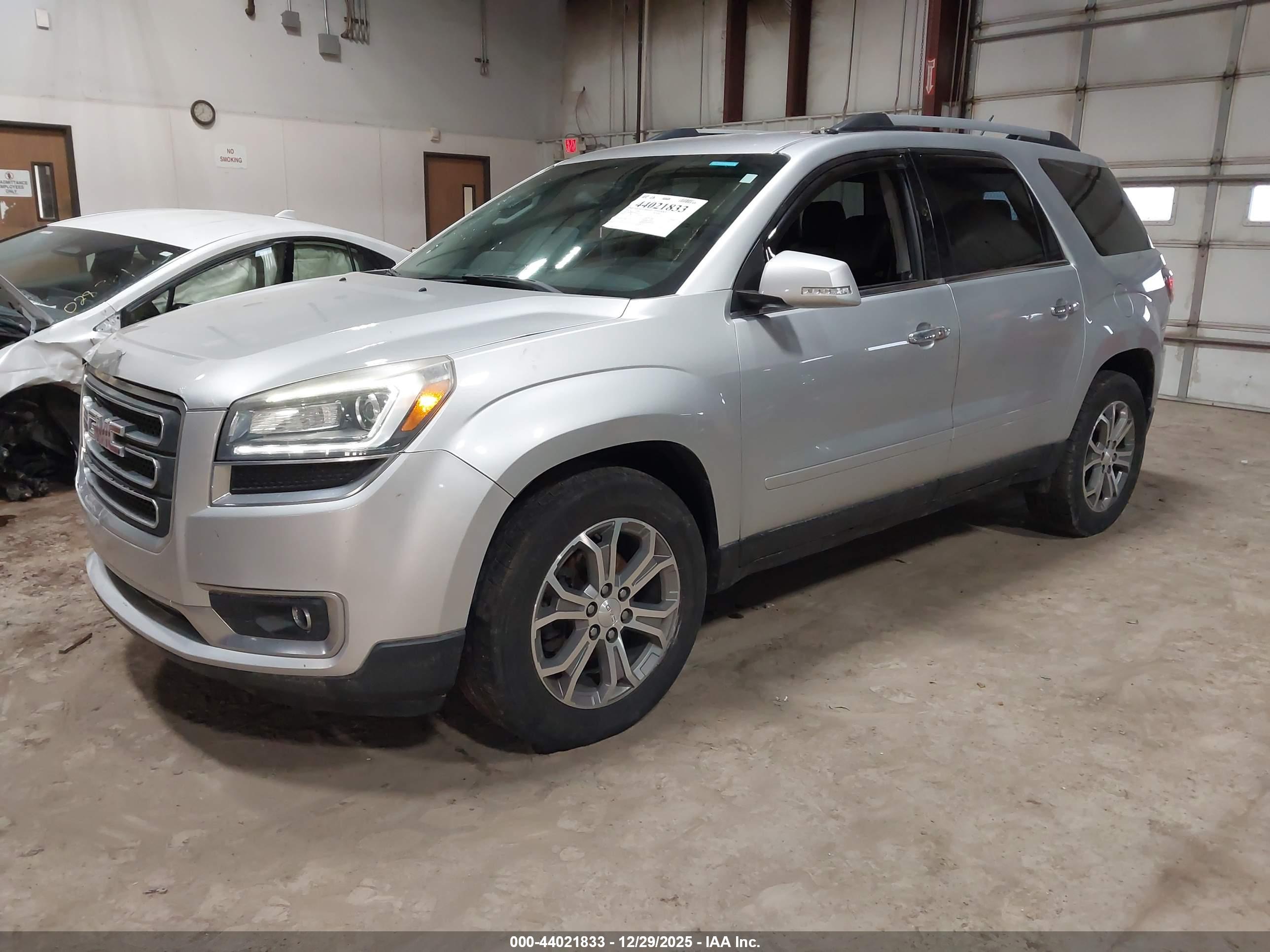 GMC ACADIA image 2