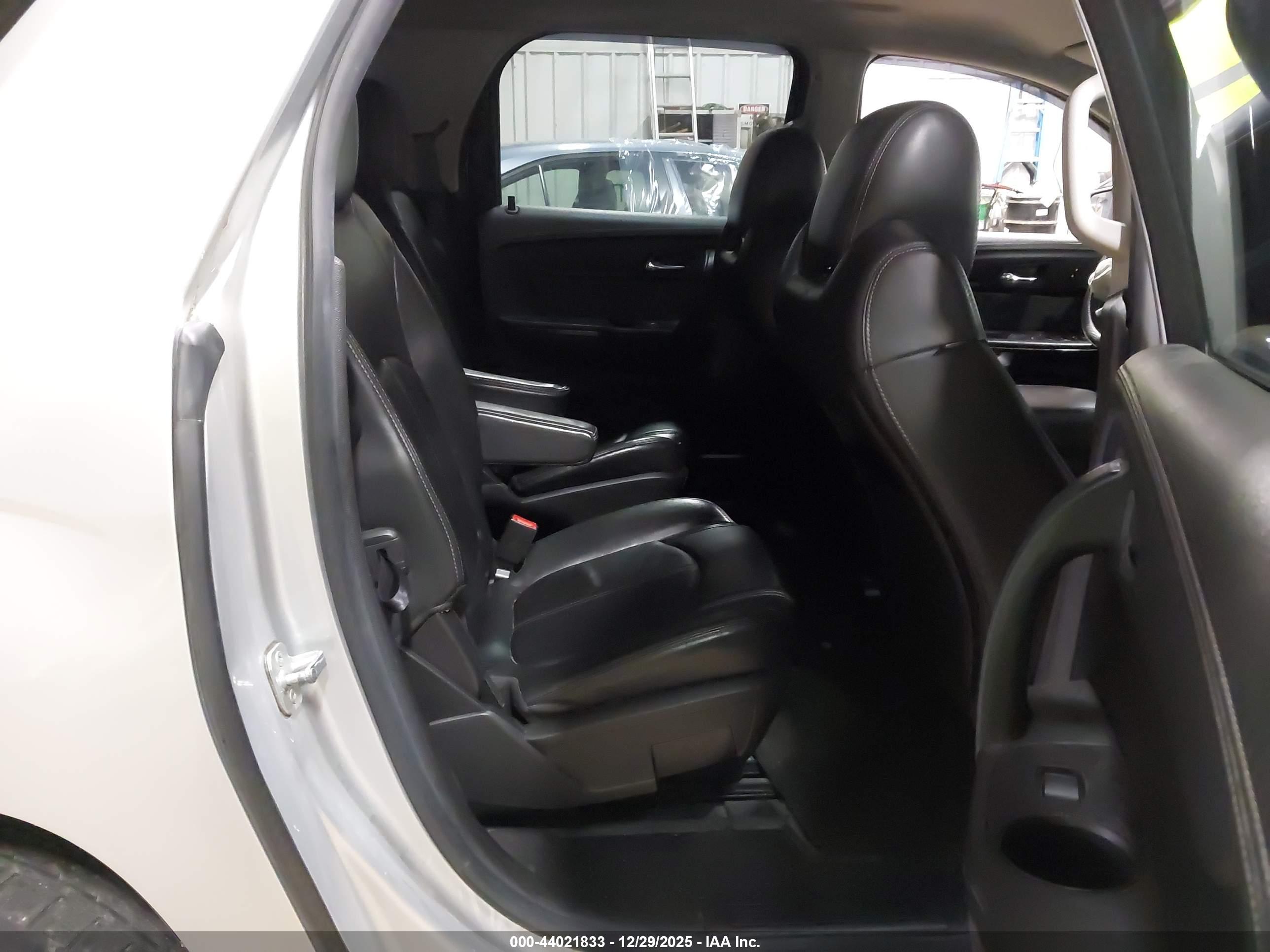 GMC ACADIA image 8