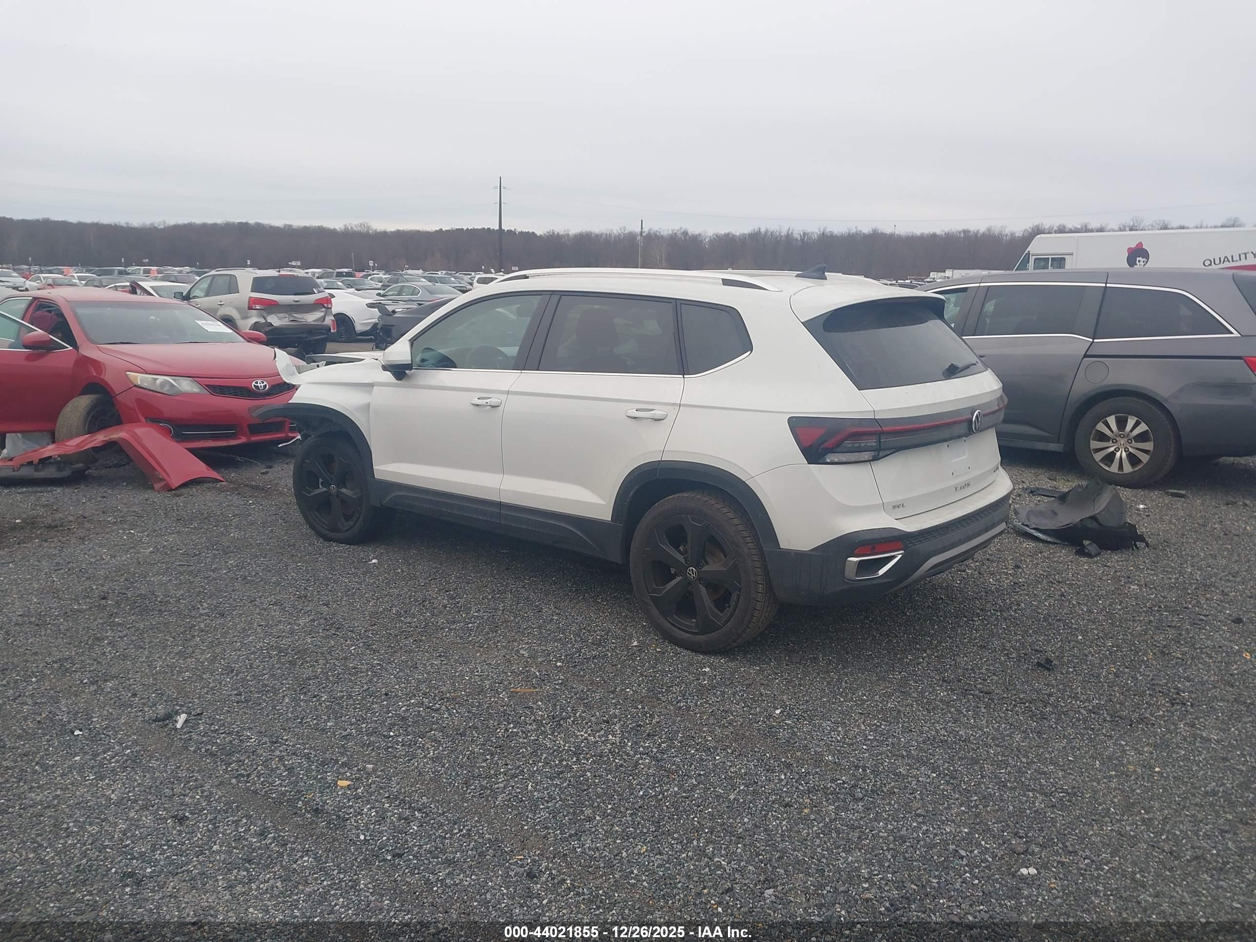 VOLKSWAGEN TAOS image 3