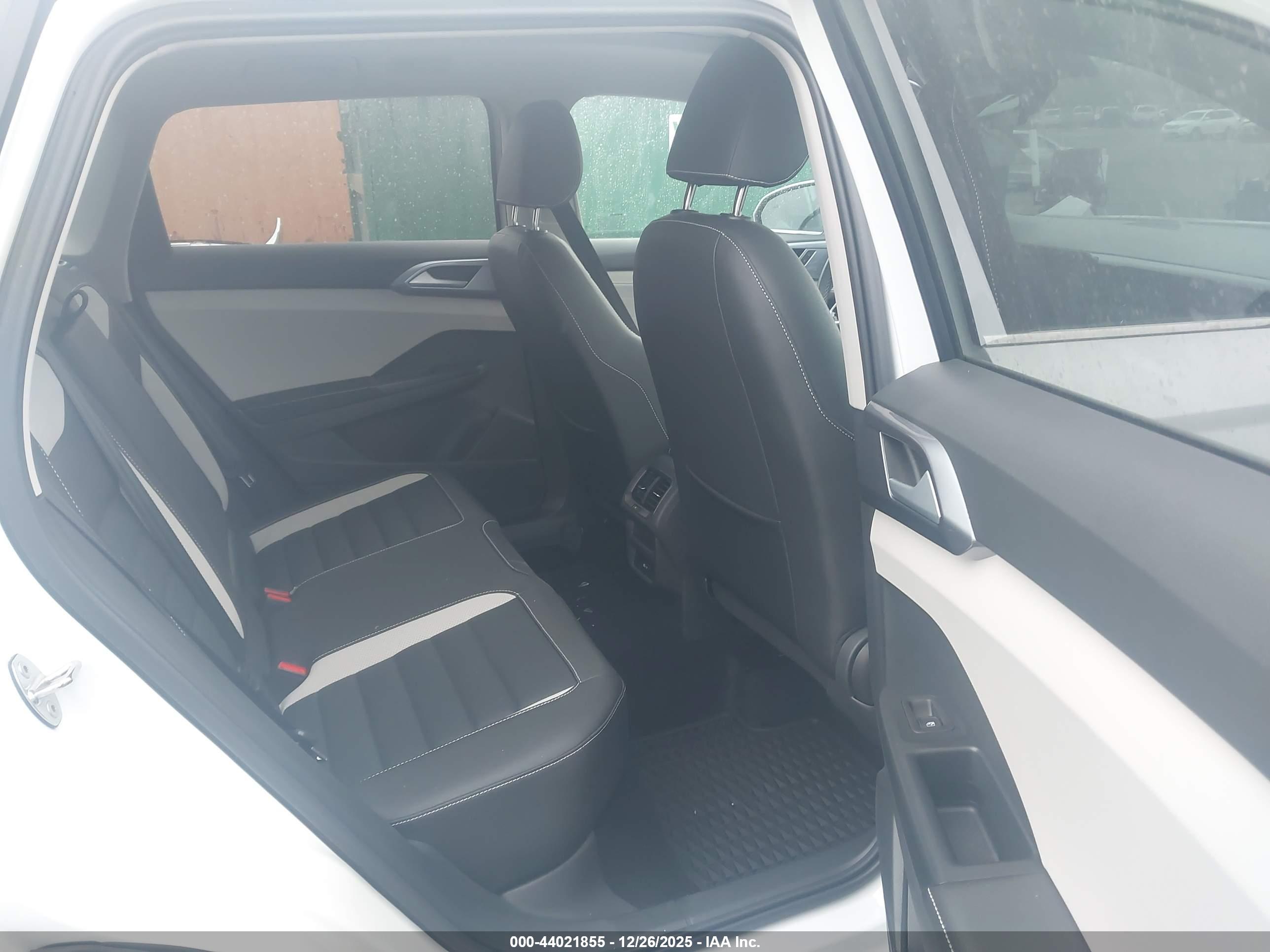 VOLKSWAGEN TAOS image 8