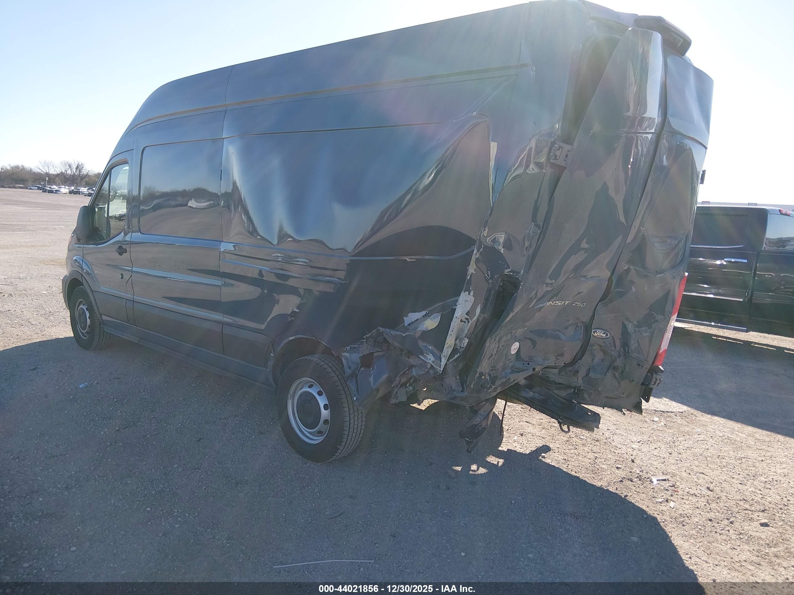 FORD TRANSIT-250 image 3