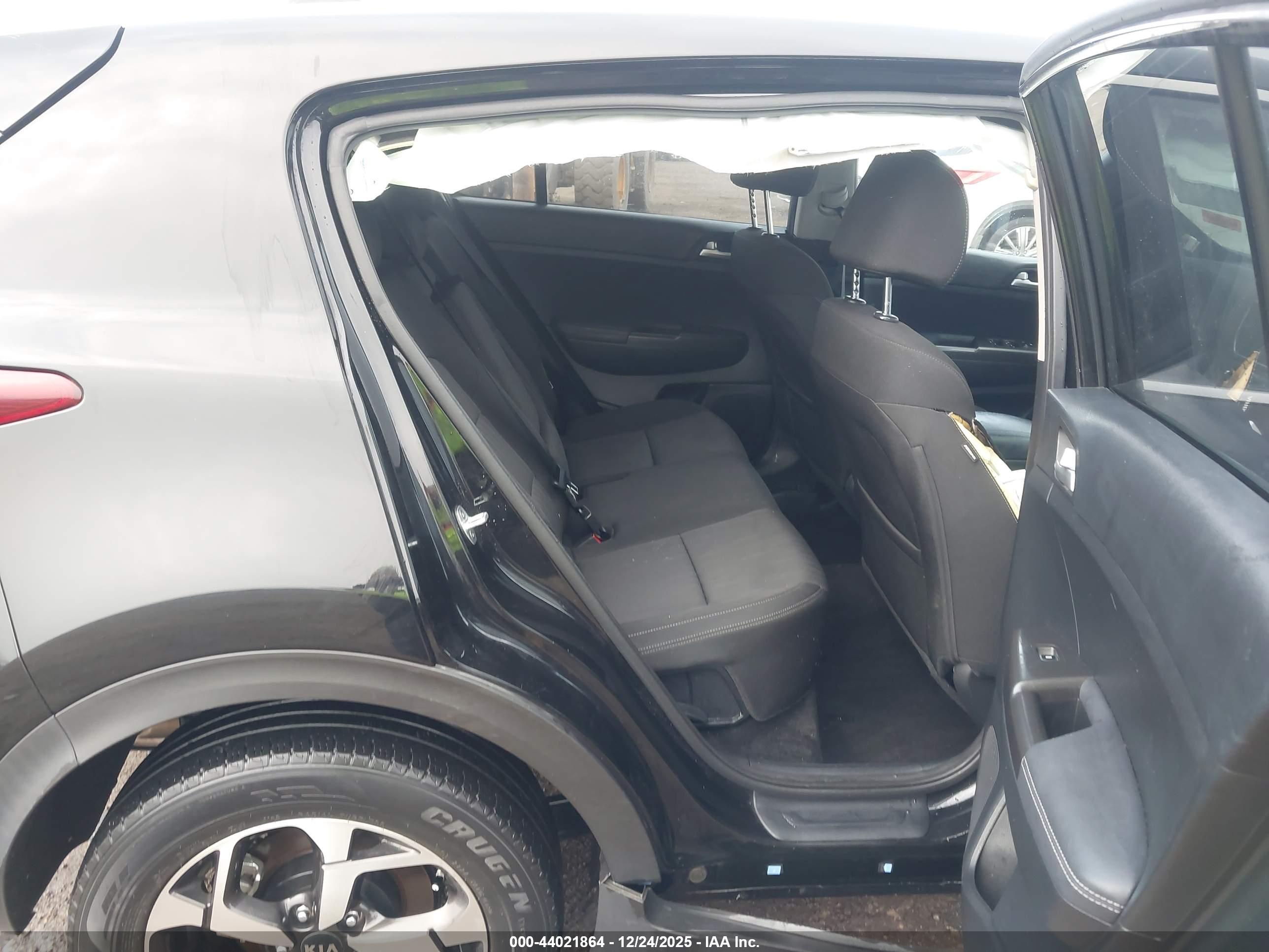 KIA SPORTAGE image 8