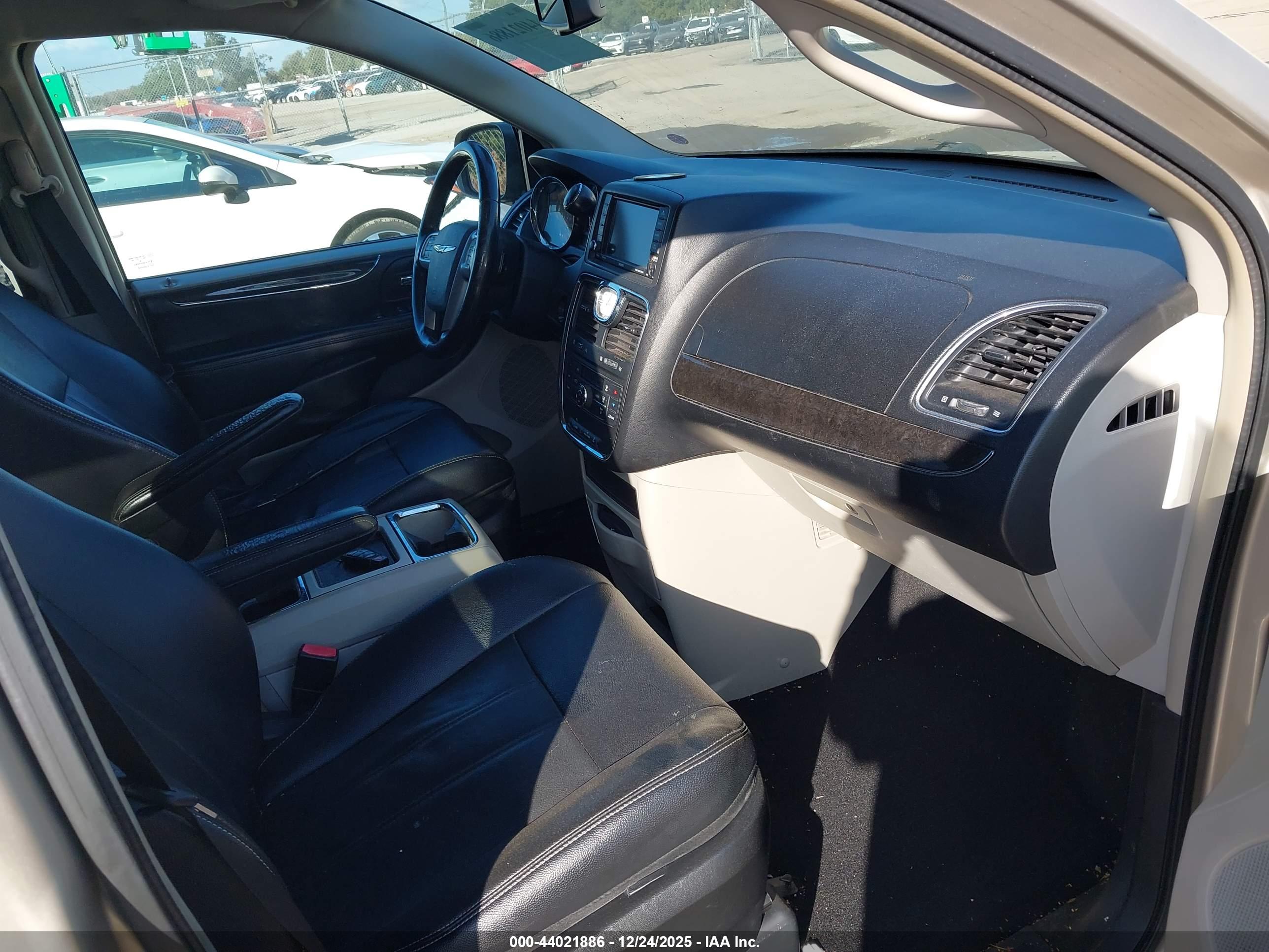CHRYSLER TOWN image 5