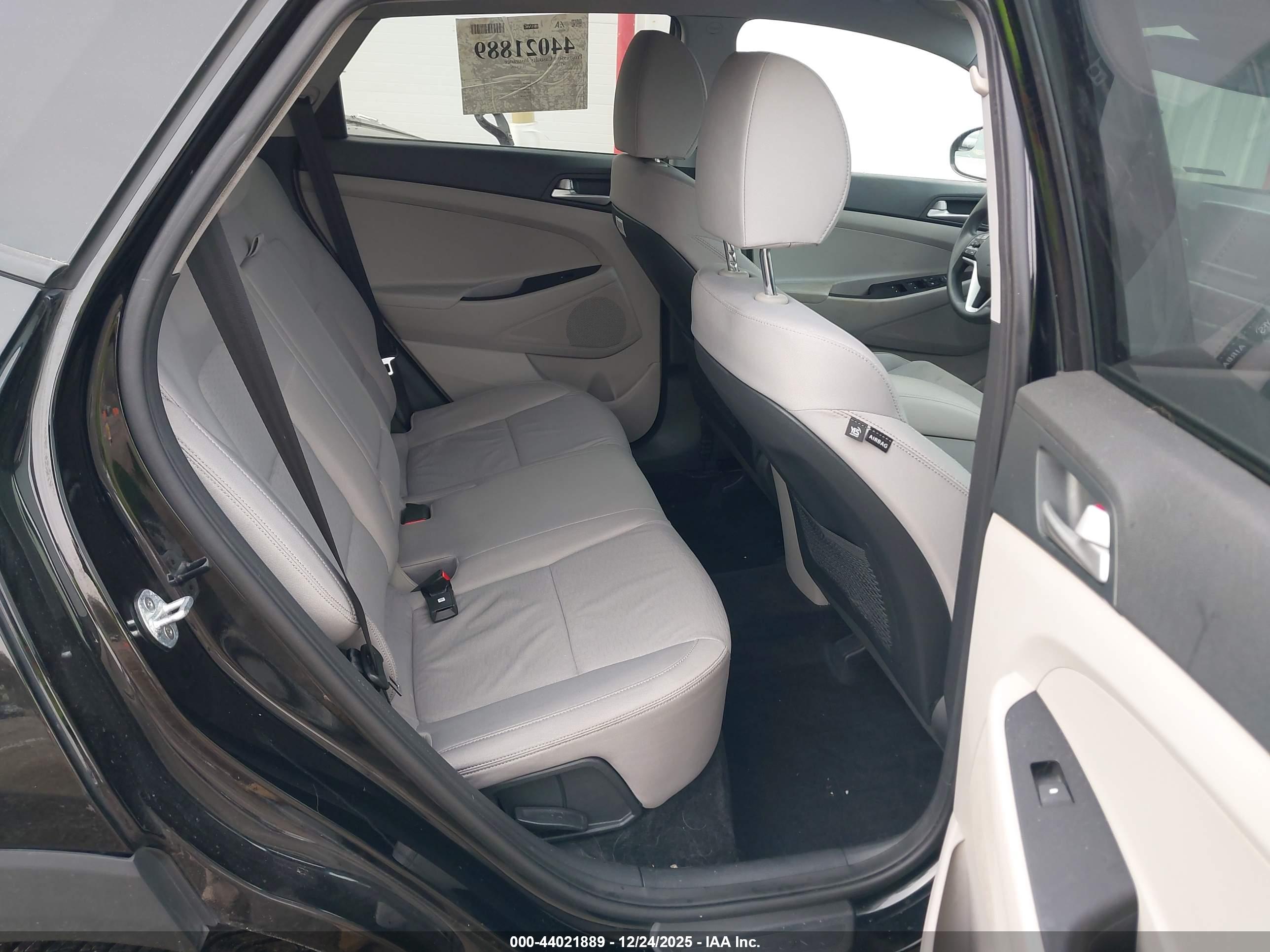 HYUNDAI TUCSON image 8