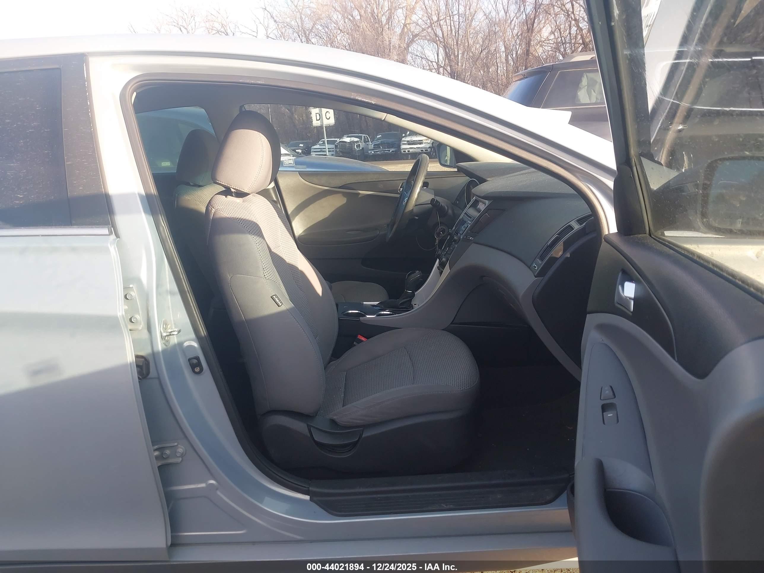 HYUNDAI SONATA image 5