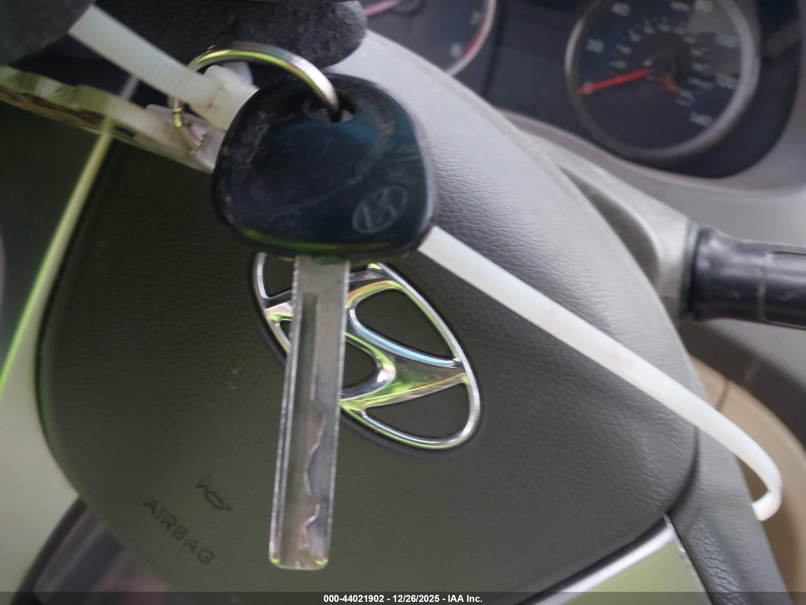 HYUNDAI ACCENT image 11