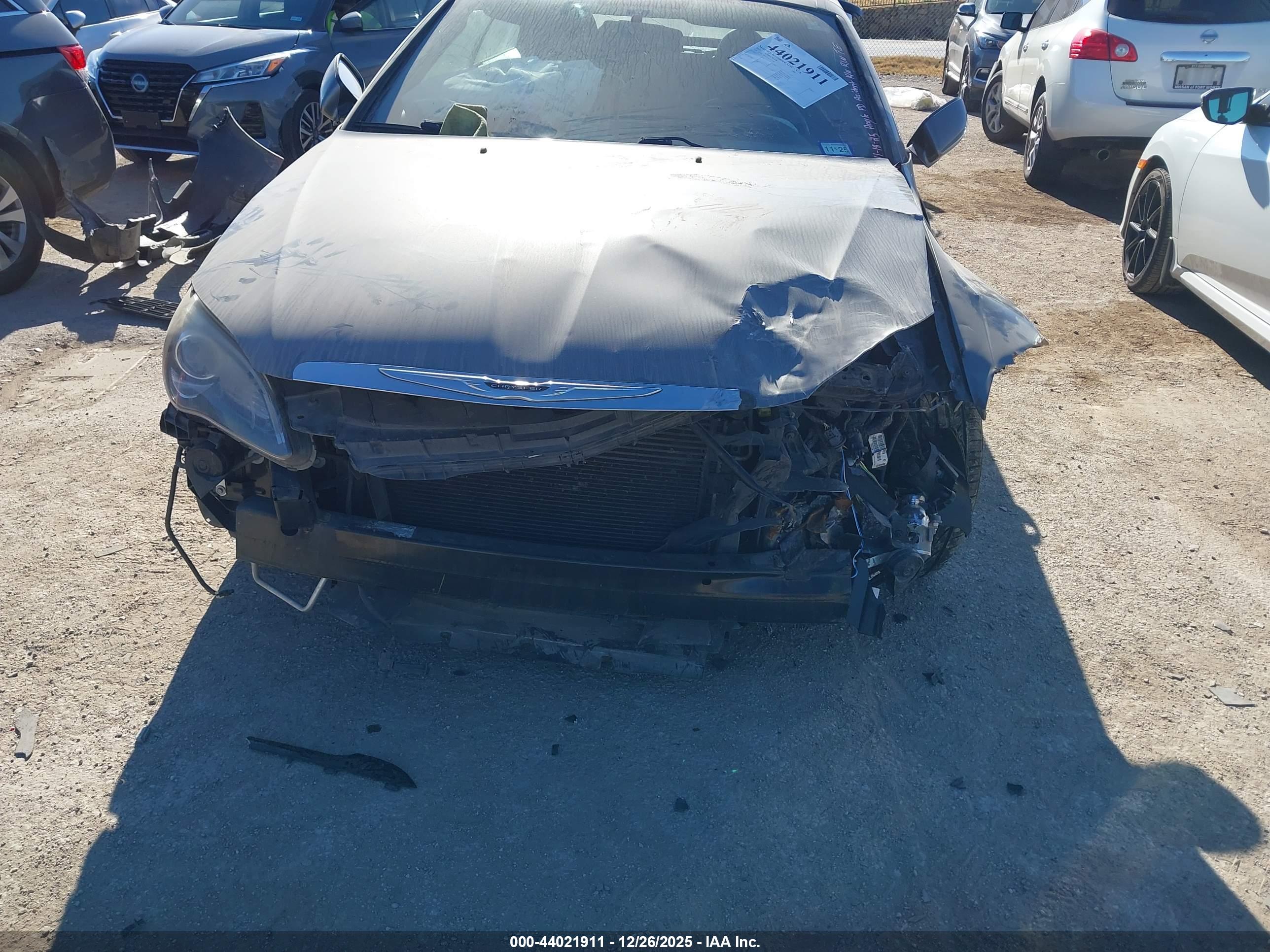 CHRYSLER 200 image 6