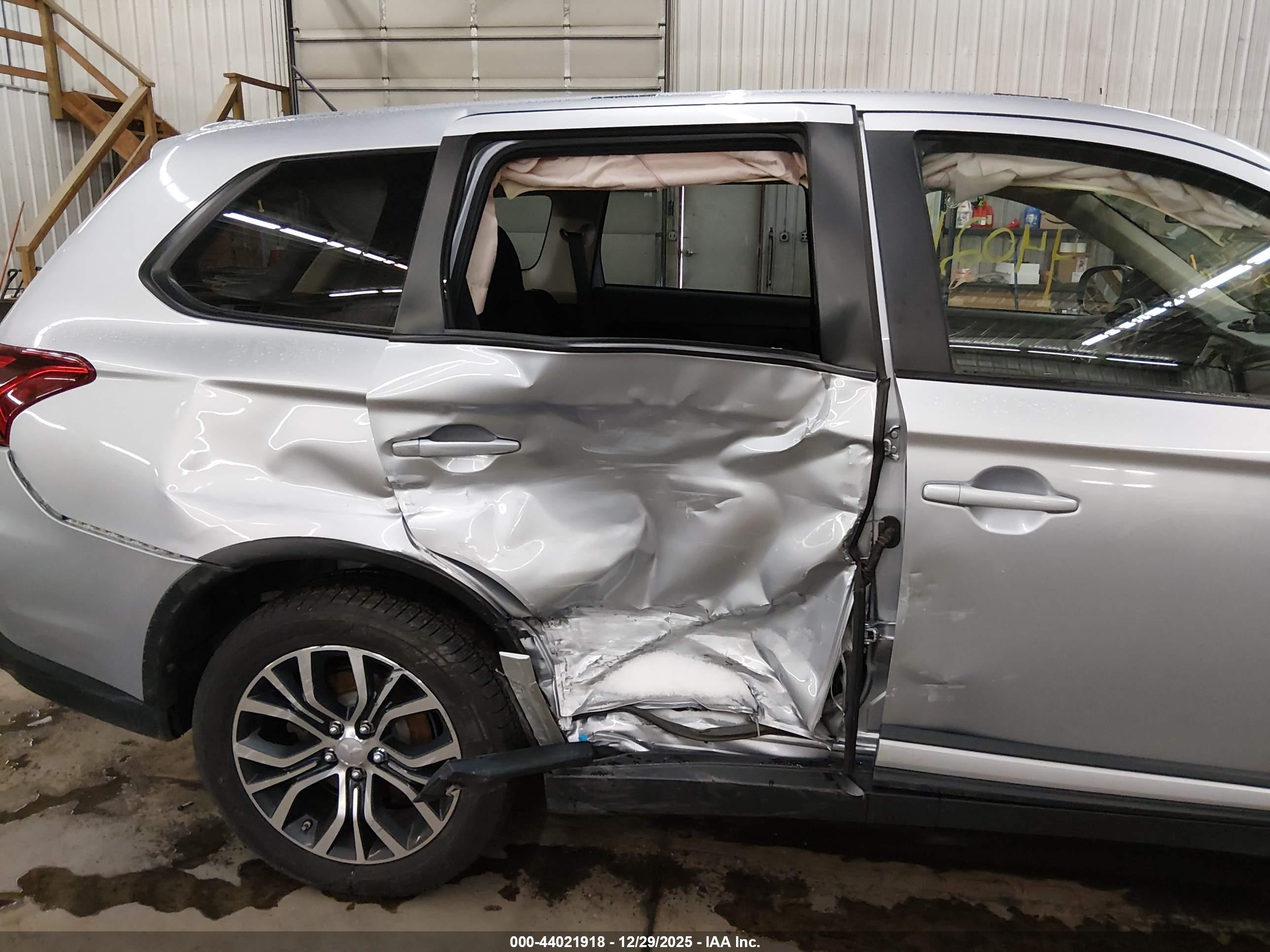 MITSUBISHI OUTLANDER image 6
