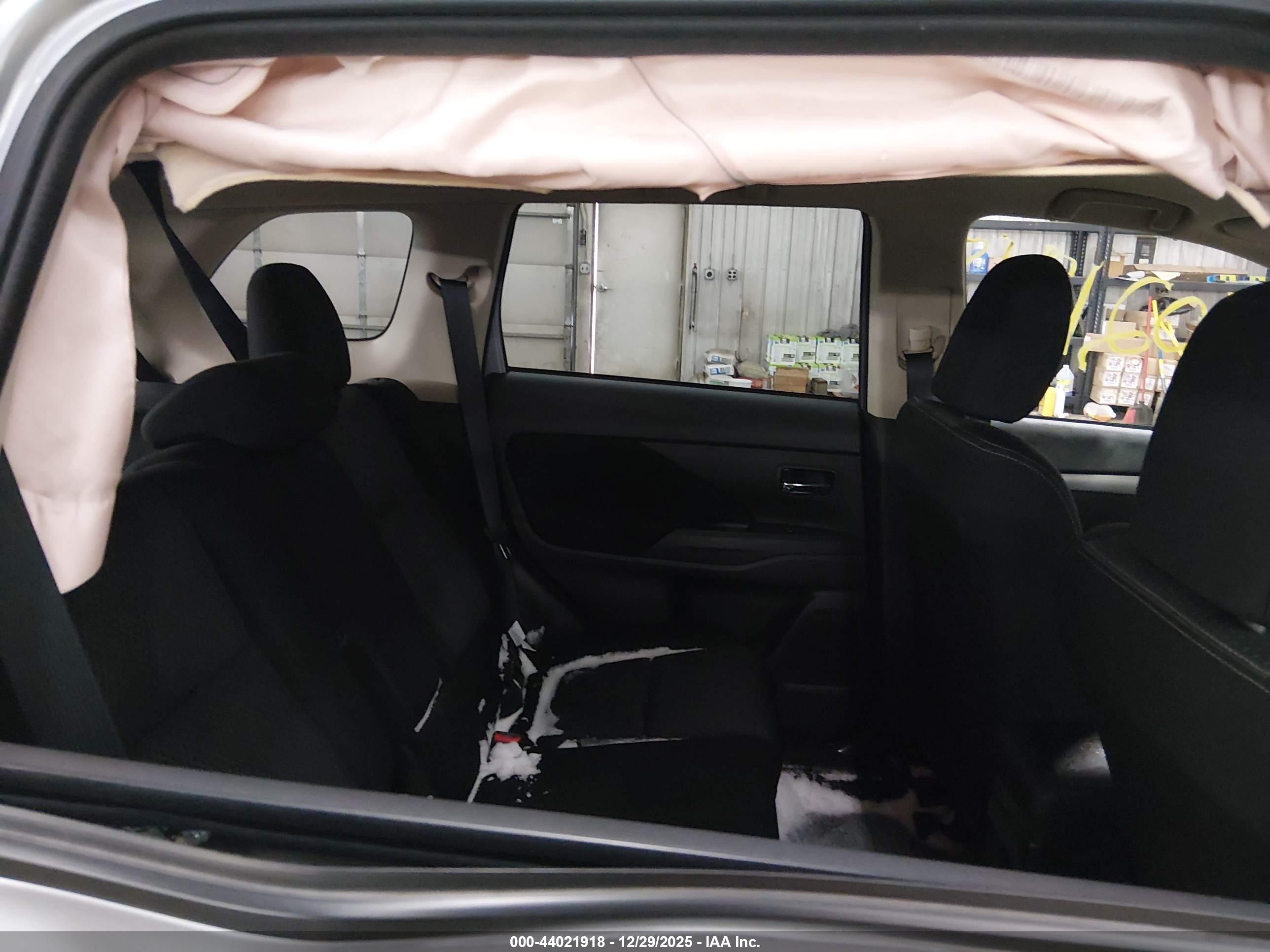 MITSUBISHI OUTLANDER image 8