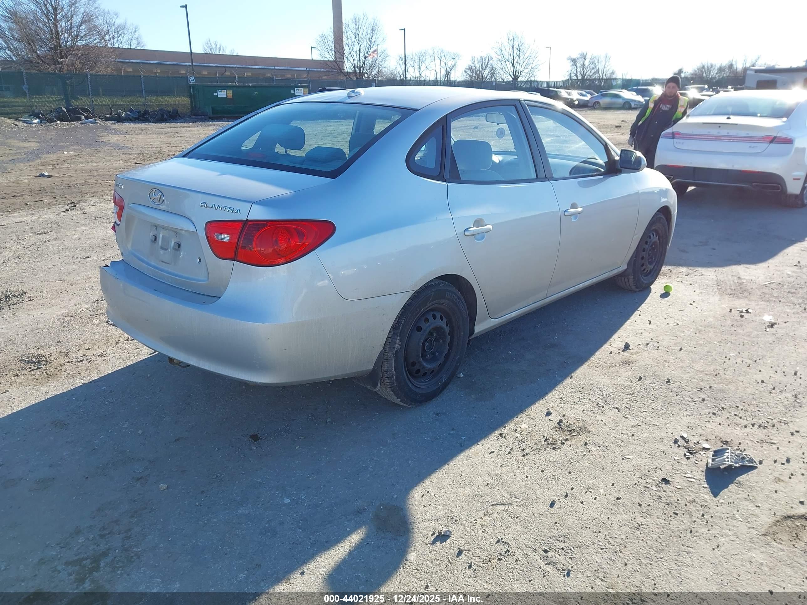 HYUNDAI ELANTRA image 4