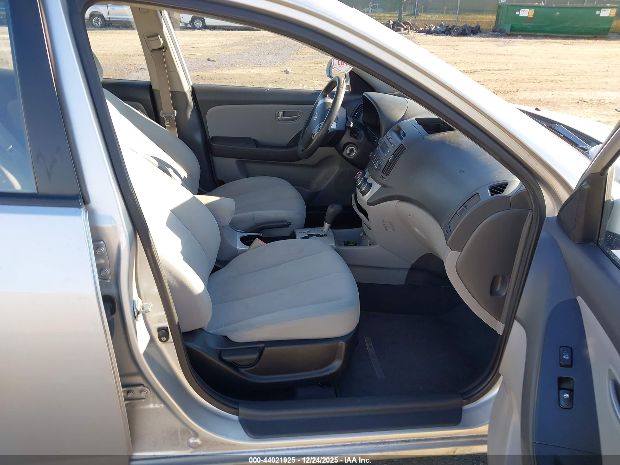 HYUNDAI ELANTRA image 5
