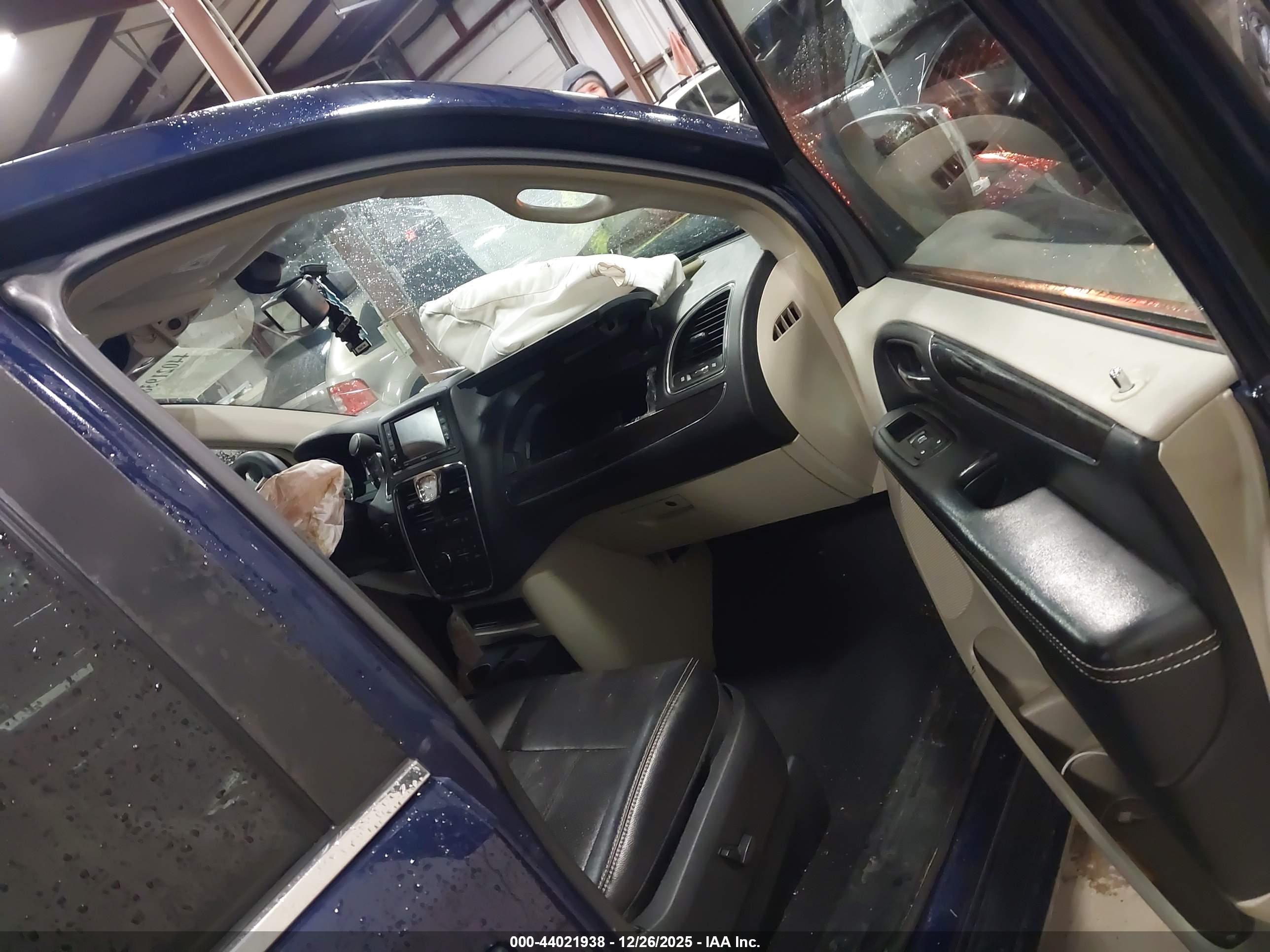 CHRYSLER TOWN image 5