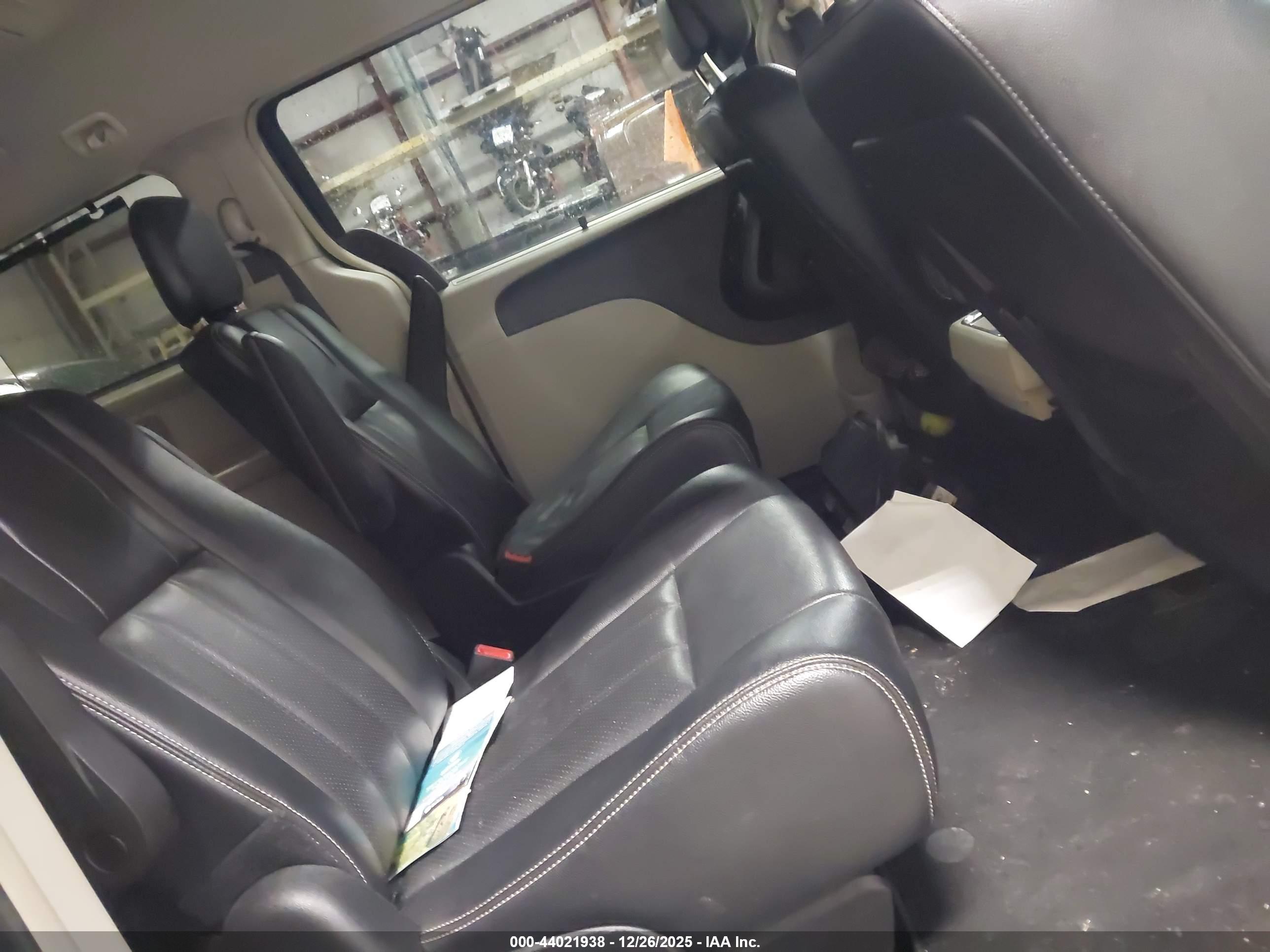 CHRYSLER TOWN image 8