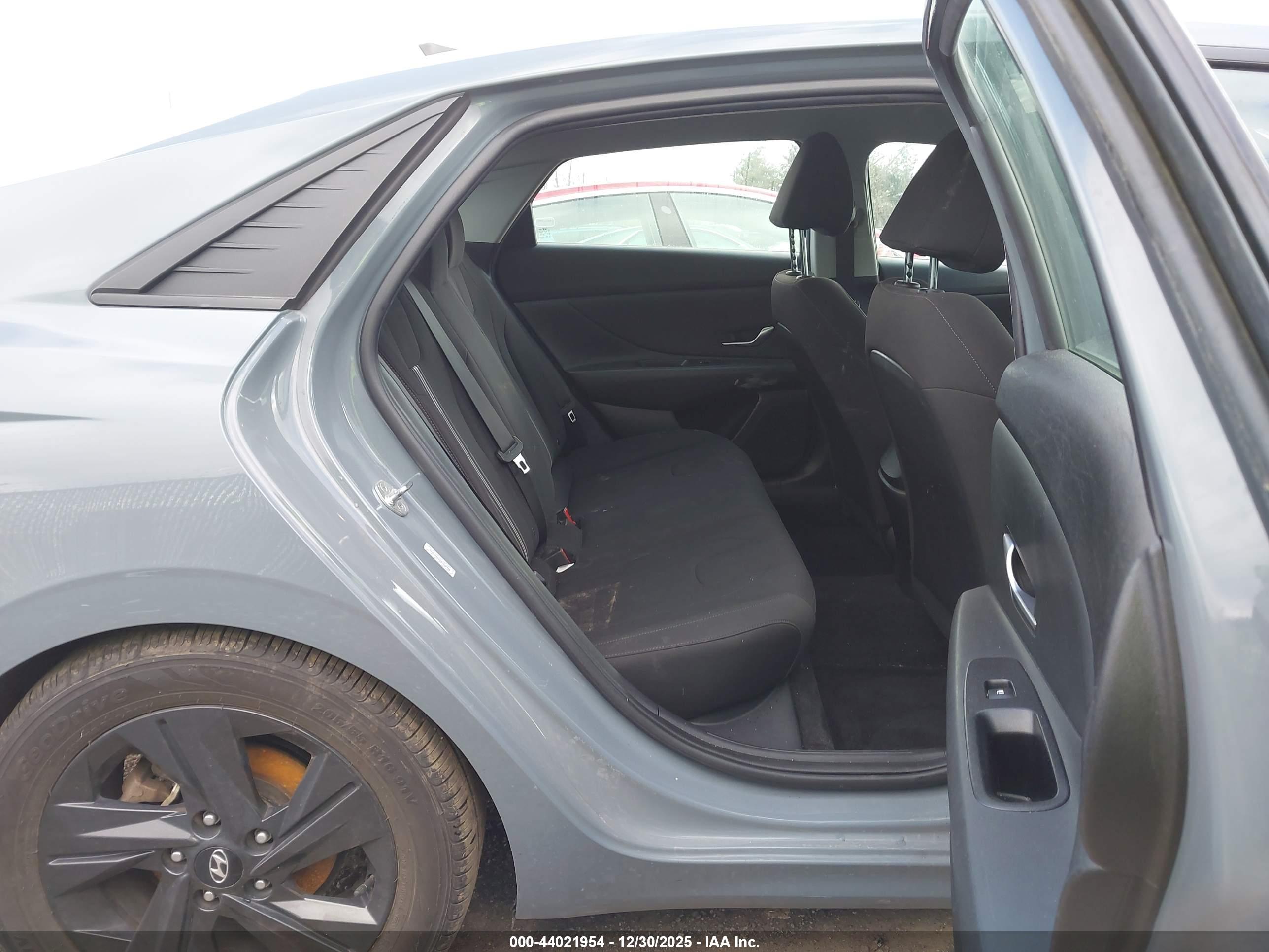 HYUNDAI ELANTRA image 8