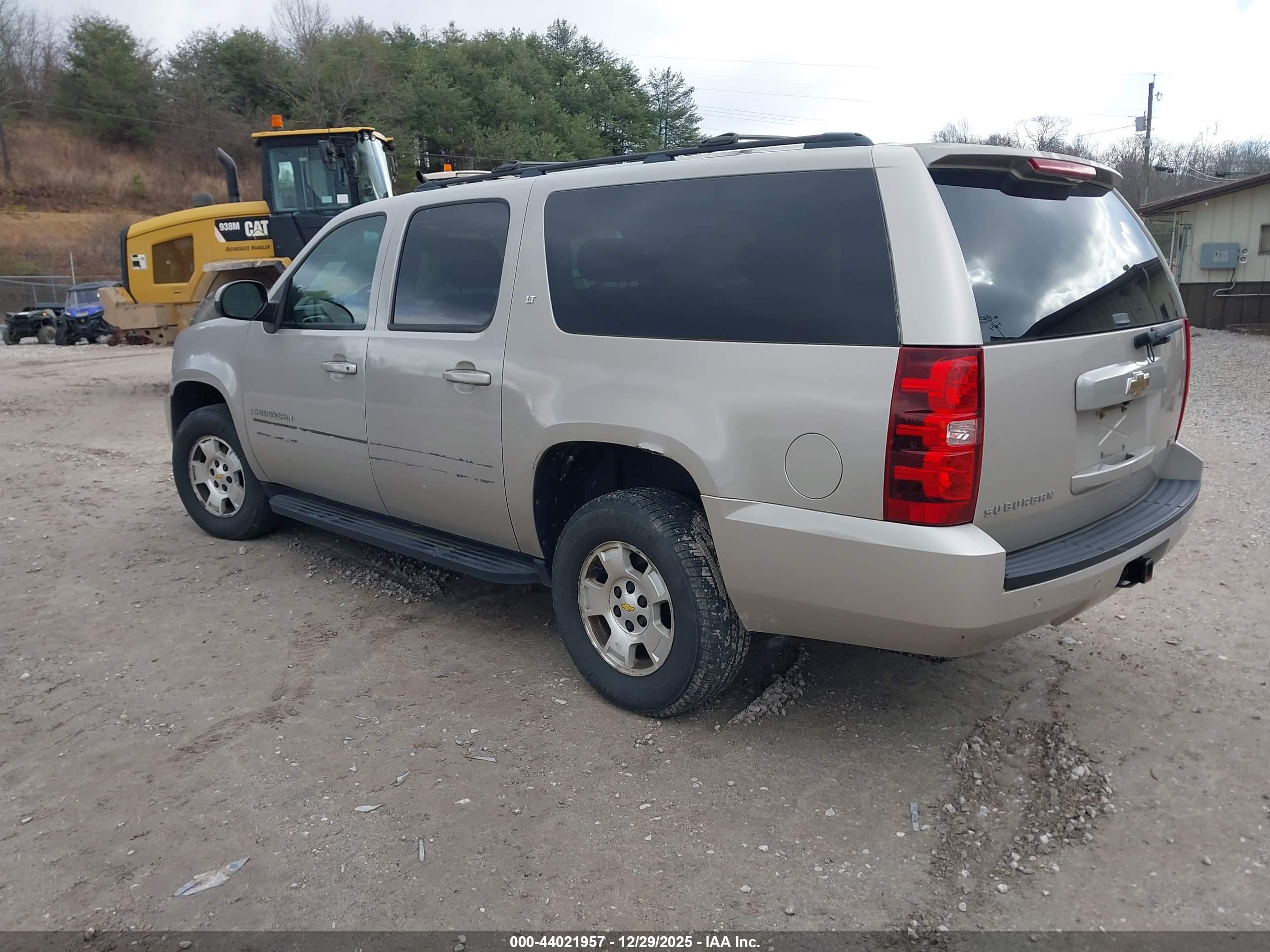 CHEVROLET SUBURBAN image 3