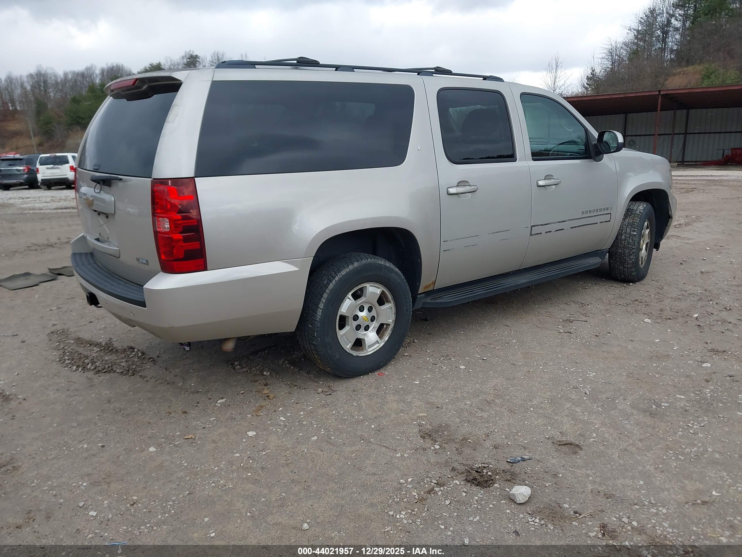 CHEVROLET SUBURBAN image 4