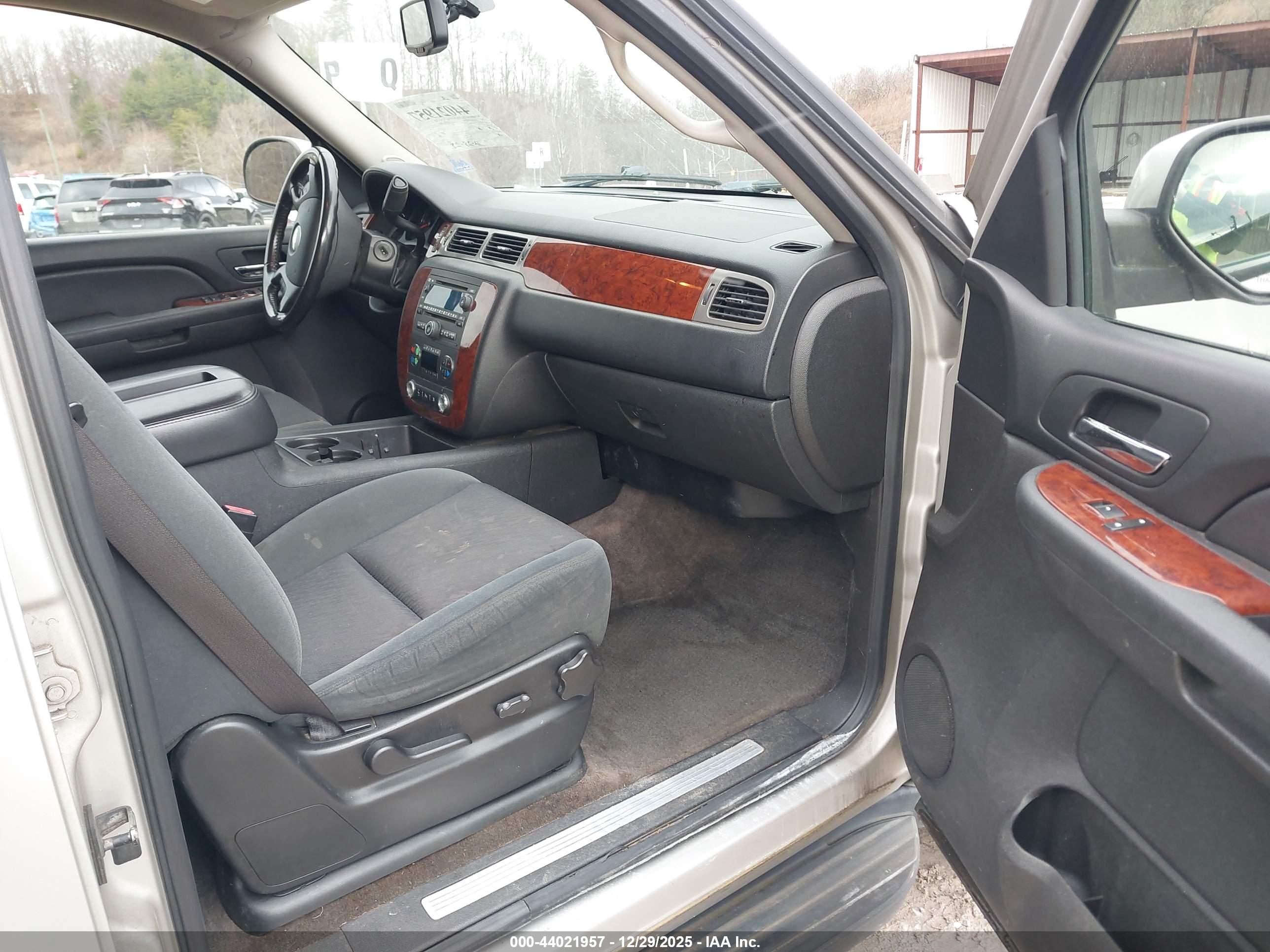 CHEVROLET SUBURBAN image 5
